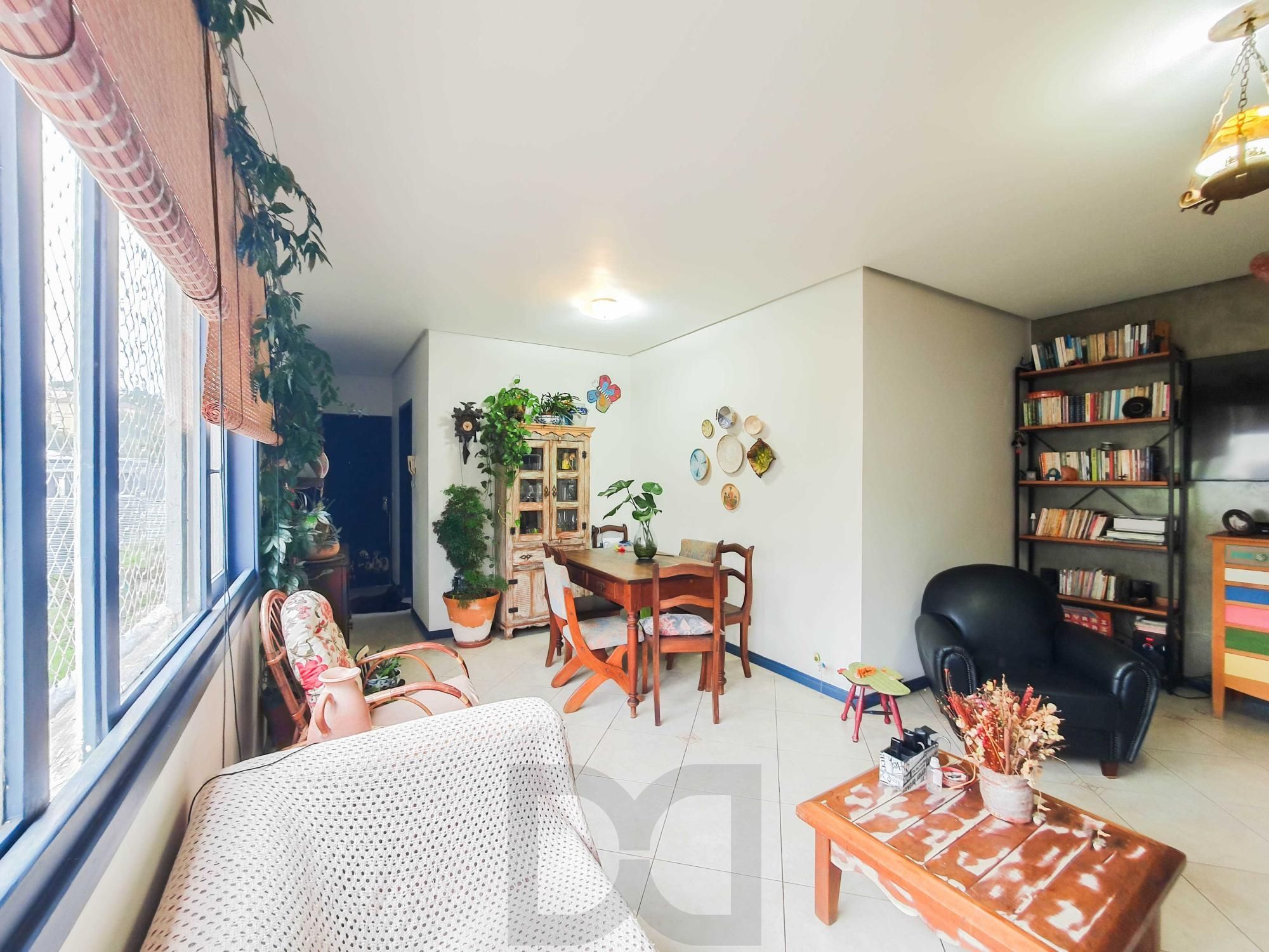 Amplo apartamento de 2 dormitórios, sendo 1 suíte, e uma  ótima dependência de empregada, 3 banheiros, em localização privilegiada no  Bairro Cristal. — foto 9