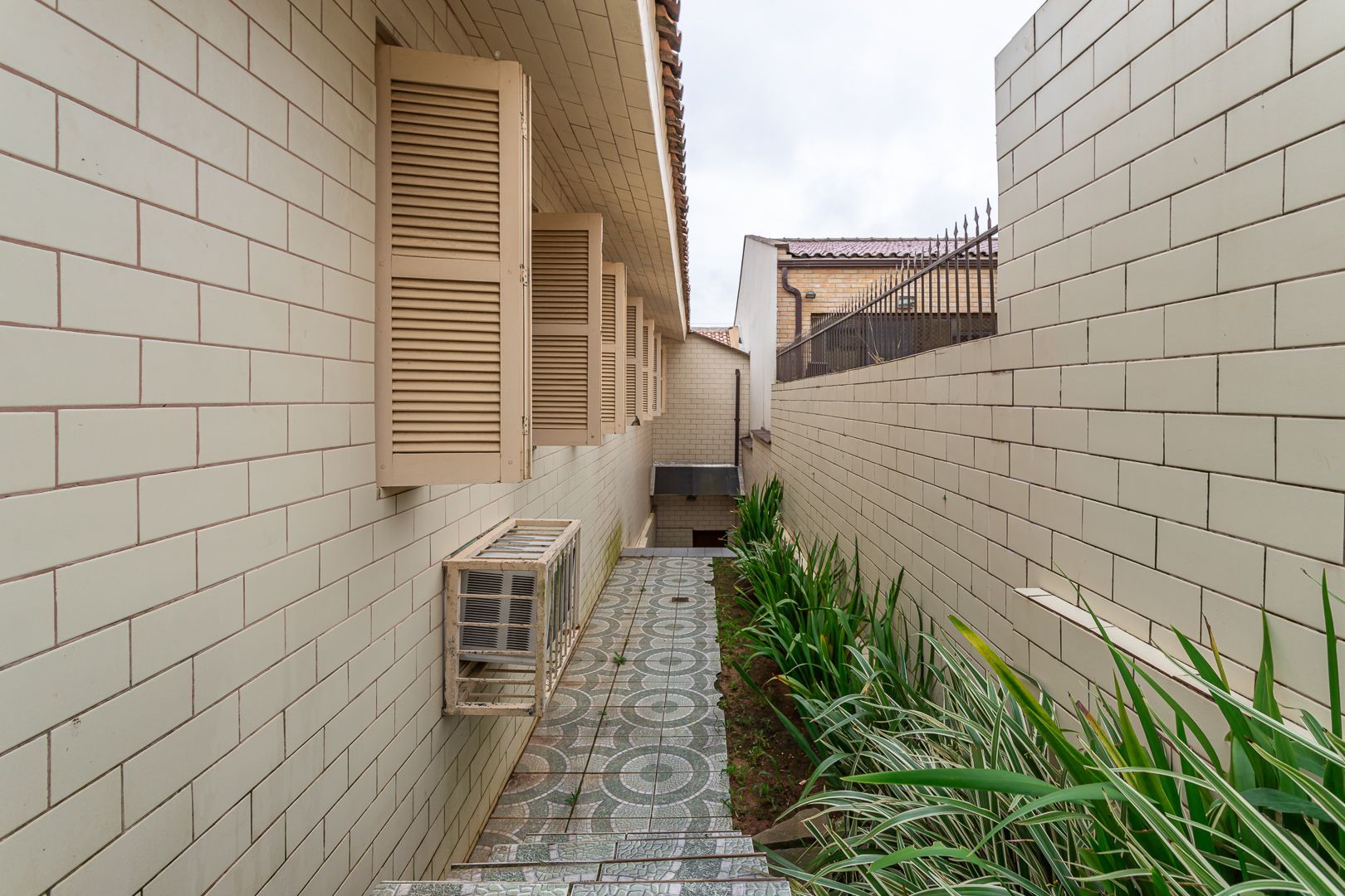 Excelente casa de dois pavimentos no bairro Ipanema, com 238m² de área privativa, 4 dormitórios, 1 suíte e 2 vagas de garagem. — foto 41