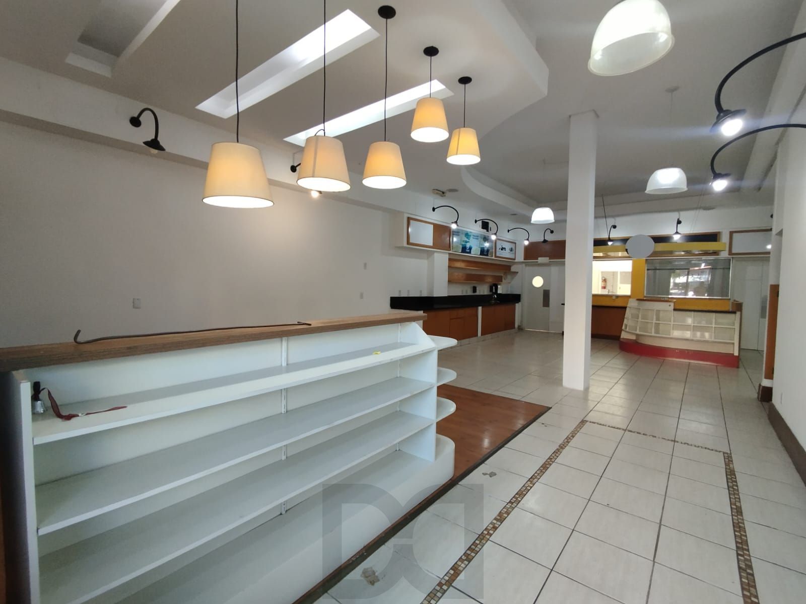 Loja na Tristeza com 360m², 17 vagas, 3 banheiros para locação. — foto 3