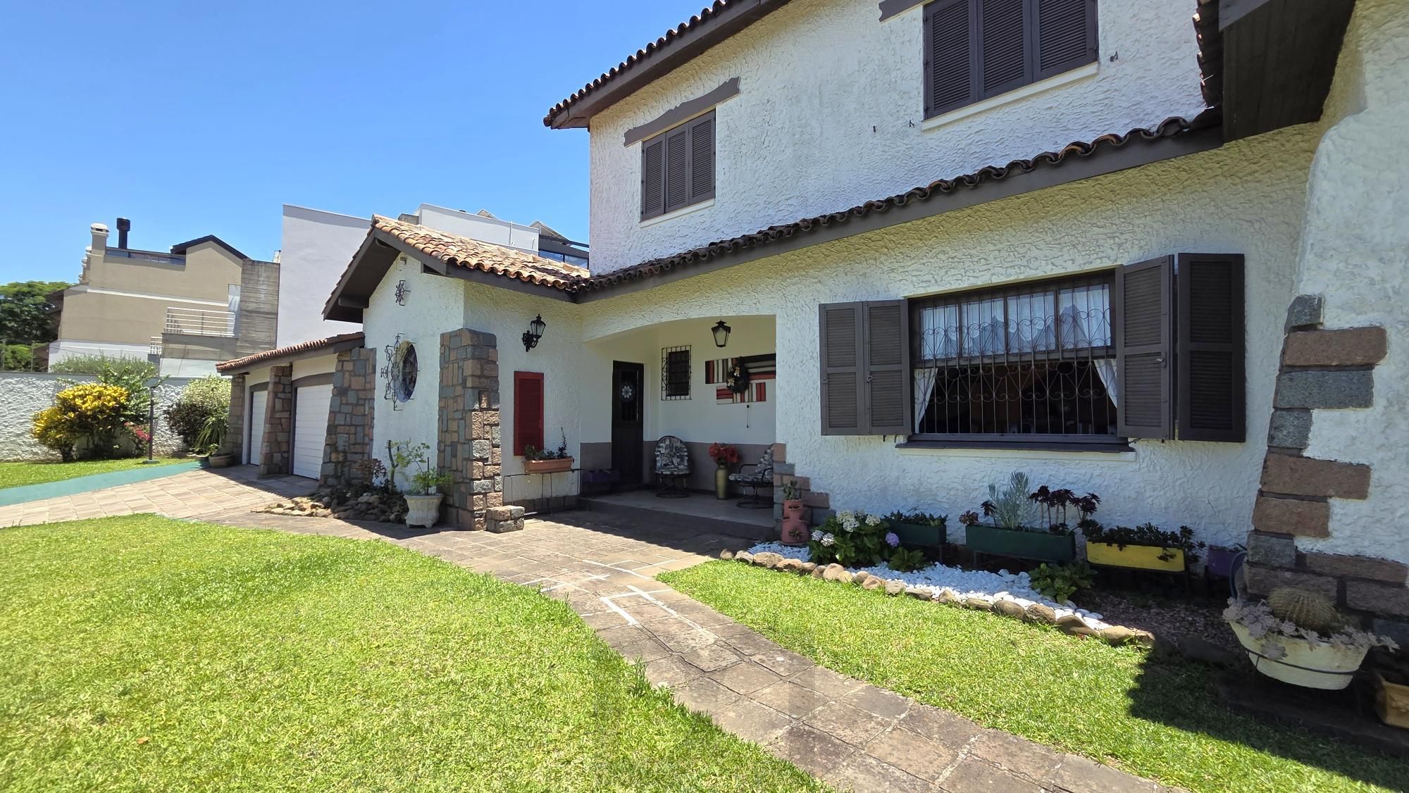 Belíssima casa de esquina, em estilo colonial com 277m2 de área privativa, terreno com 1014m2, 4 dormitórios e 3 suítes. — foto 4