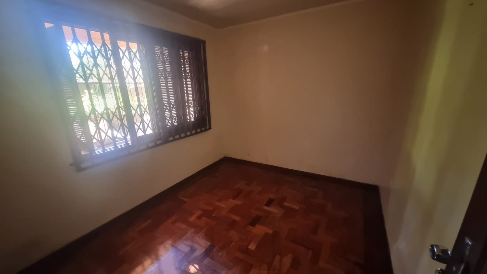Ótima Residência com 5 dormitórios e 2 suítes. Bairro Santa Tereza. — foto 14