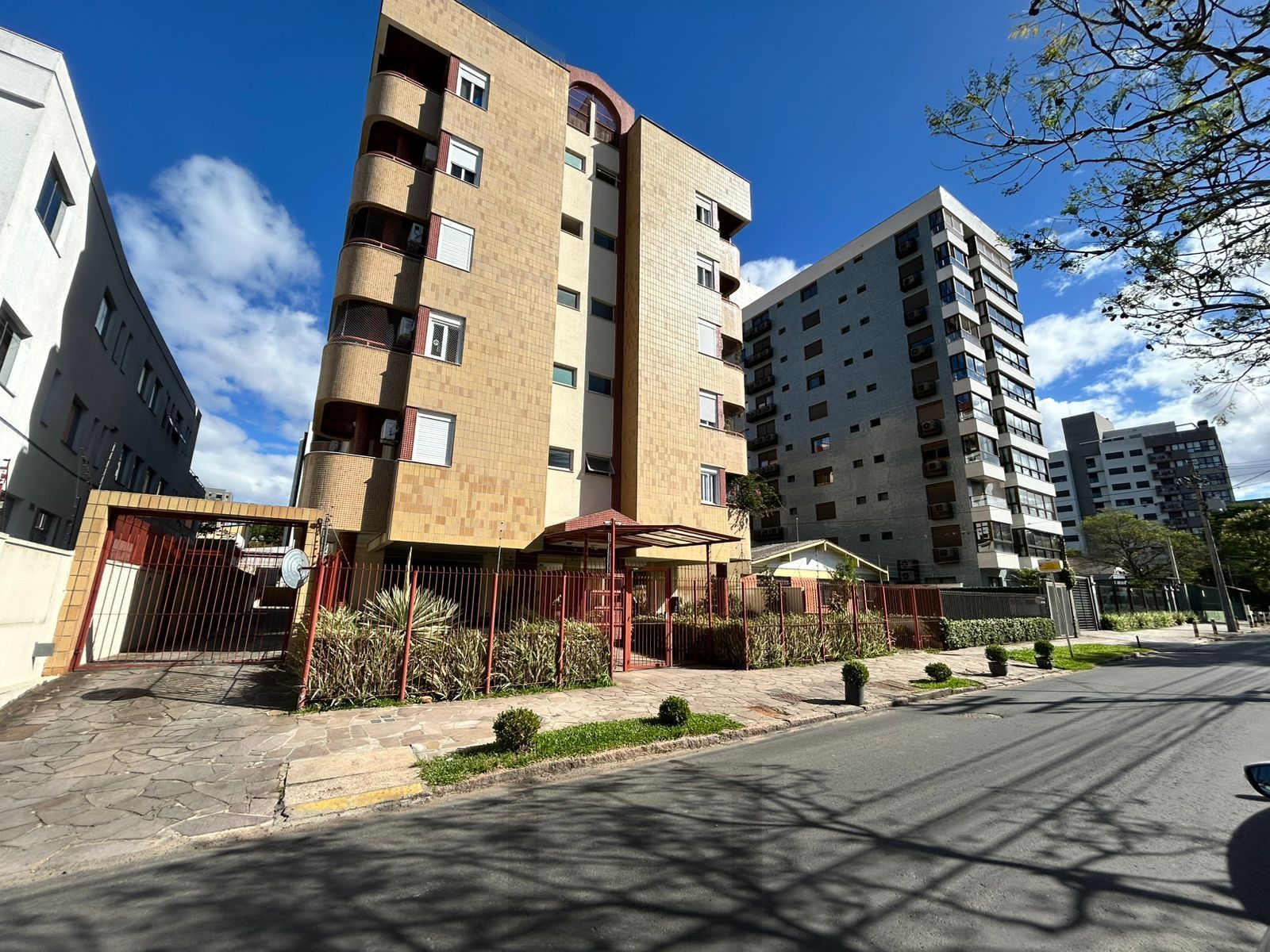 Apartamento 3 dormitórios com 2 vagas em frente ao Zaffari – Tristeza — foto 1