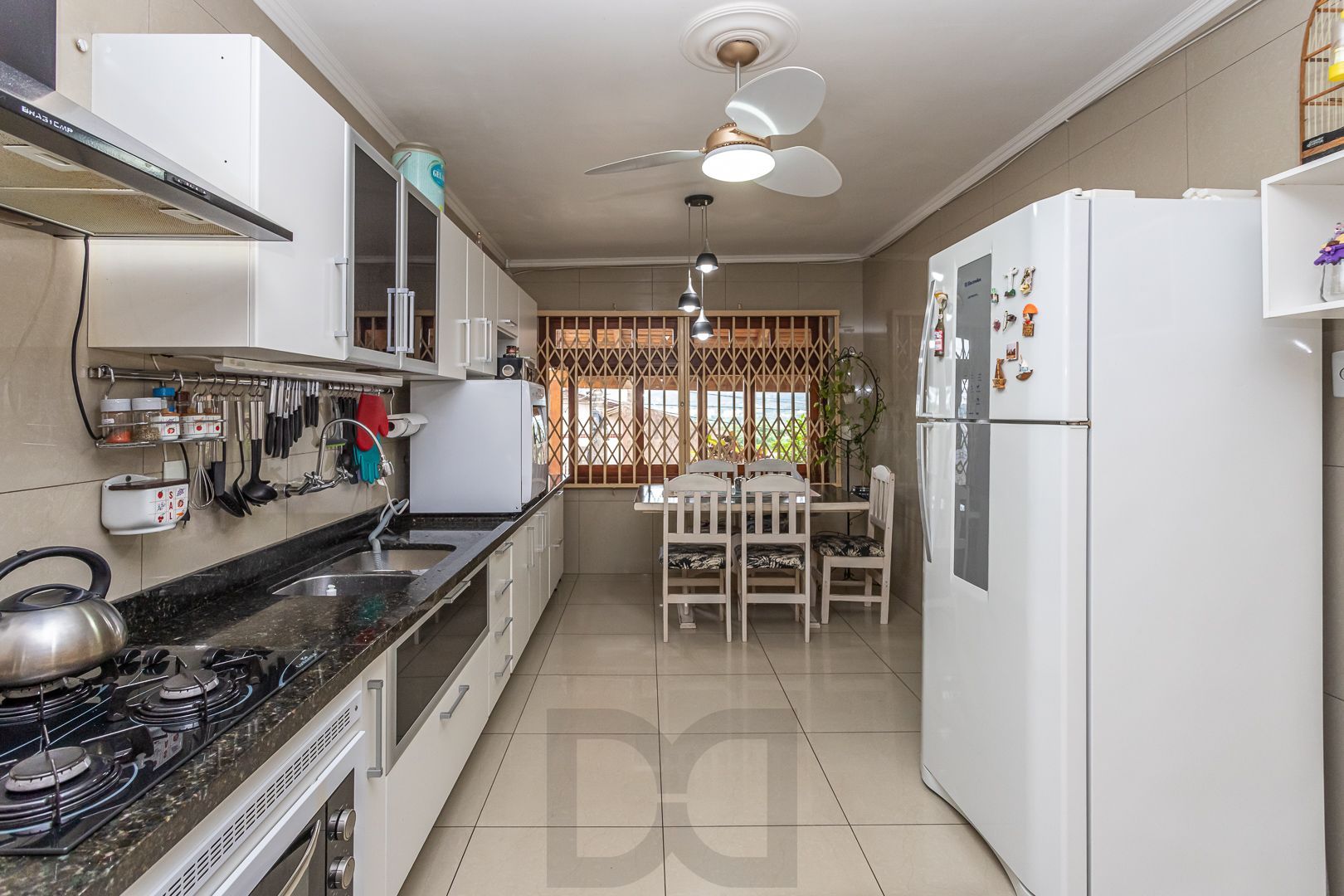 Excelente casa de dois pavimentos no bairro Ipanema, com 238m² de área privativa, 4 dormitórios, 1 suíte e 2 vagas de garagem. — foto 29