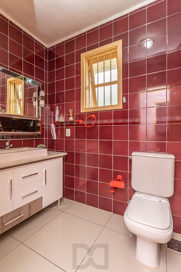 Excelente casa de dois pavimentos no bairro Ipanema, com 238m² de área privativa, 4 dormitórios, 1 suíte e 2 vagas de garagem. — foto 26