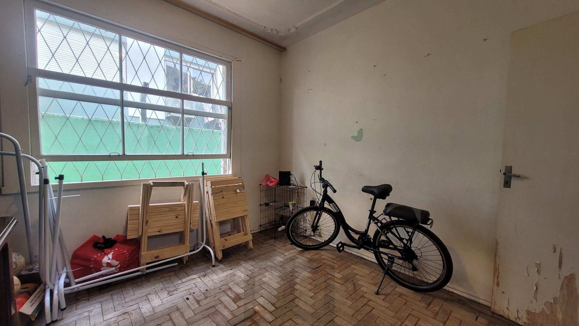 Casa com 220m2 de área privativa, 4 dormitórios, 1 suíte e 6 vagas de garagem. — foto 5