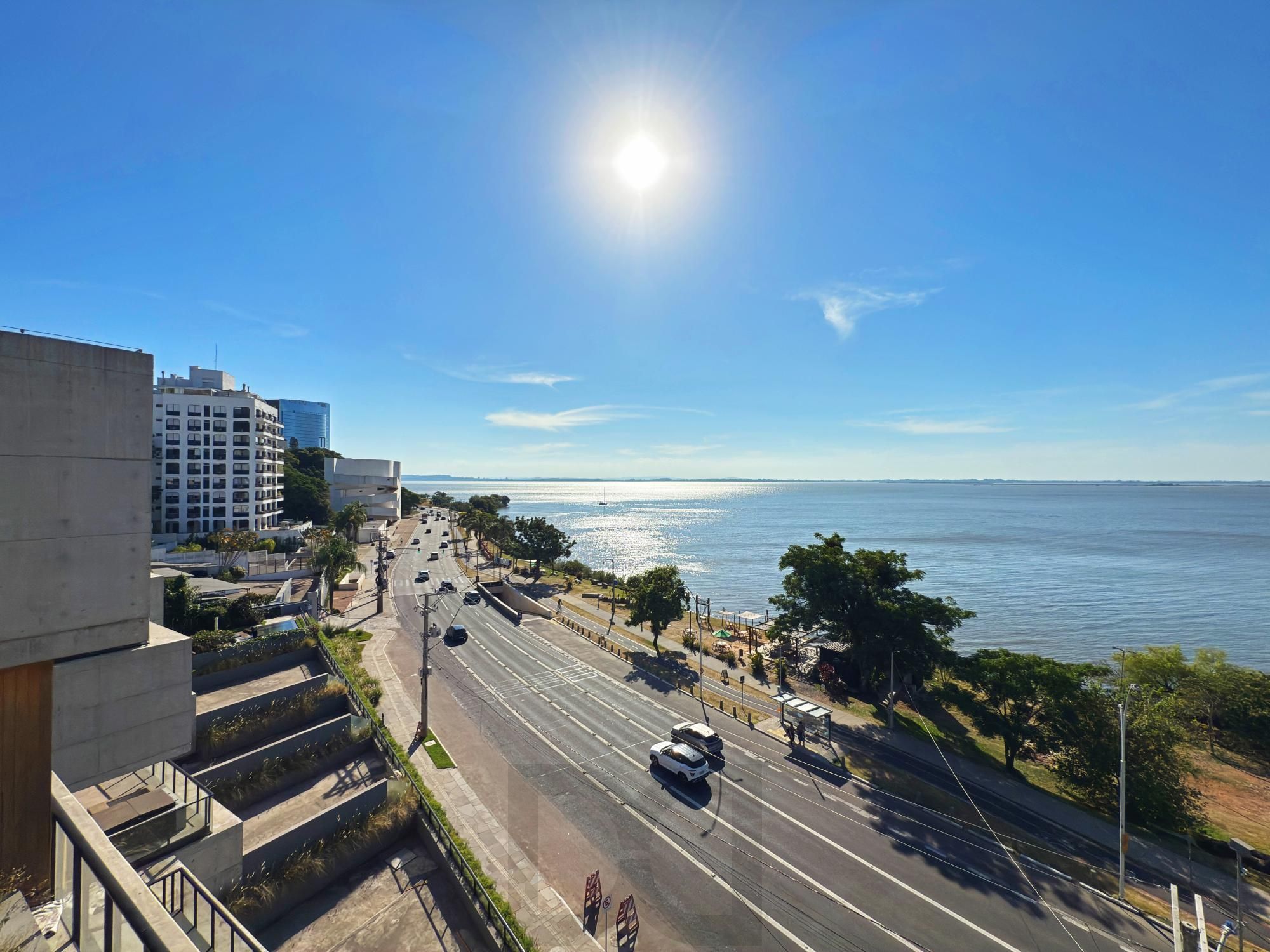 Belíssimo apartamento com 230,6m2, 3 suítes e 4 vagas de garagem. Projeto diferenciado e vista deslumbrante para o pôr do sol do Guaíba. — foto 22