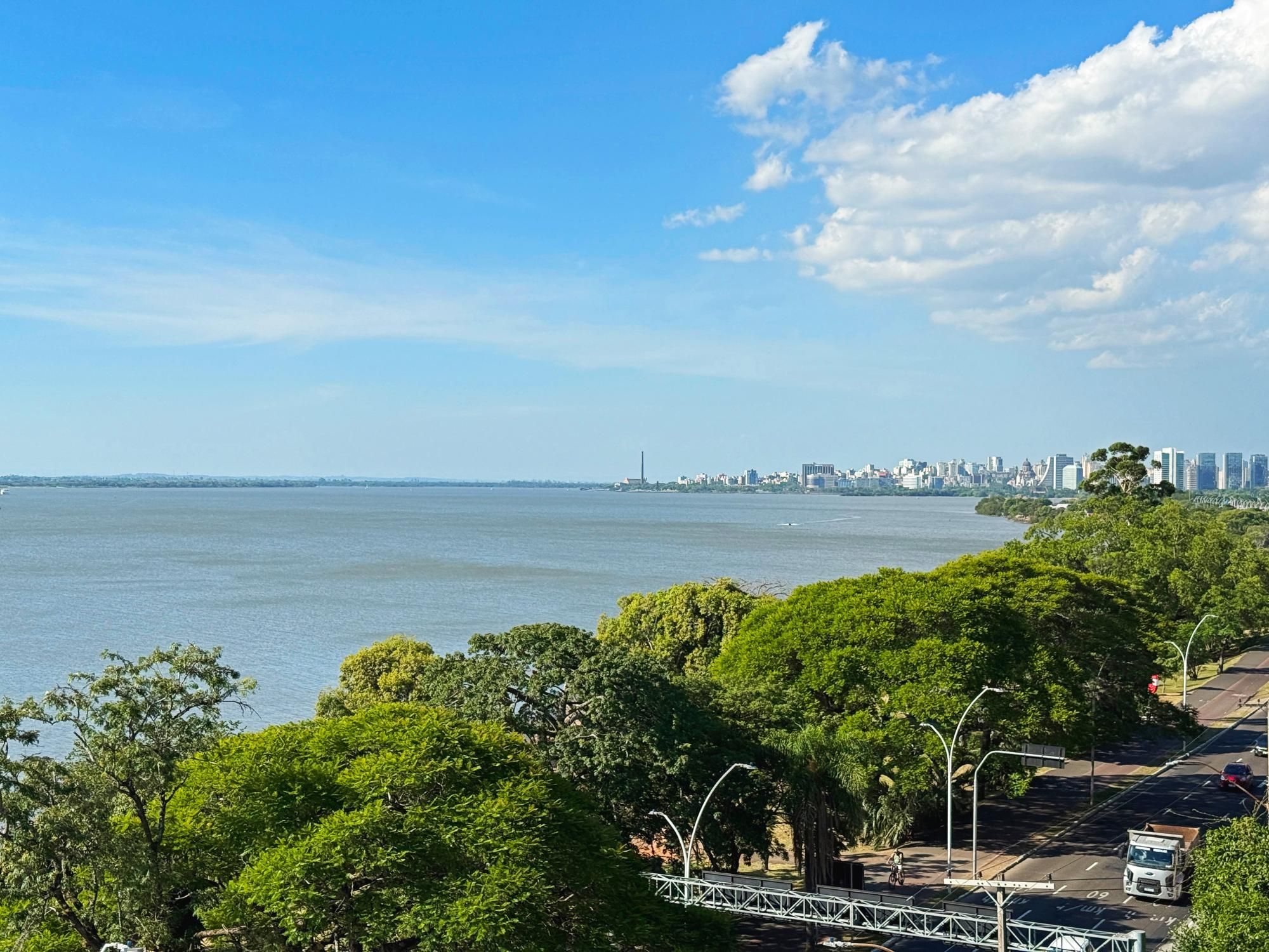 Belíssimo apartamento com 230,6m2, 3 suítes e 4 vagas de garagem. Projeto diferenciado e vista deslumbrante para o pôr do sol do Guaíba. — foto 13