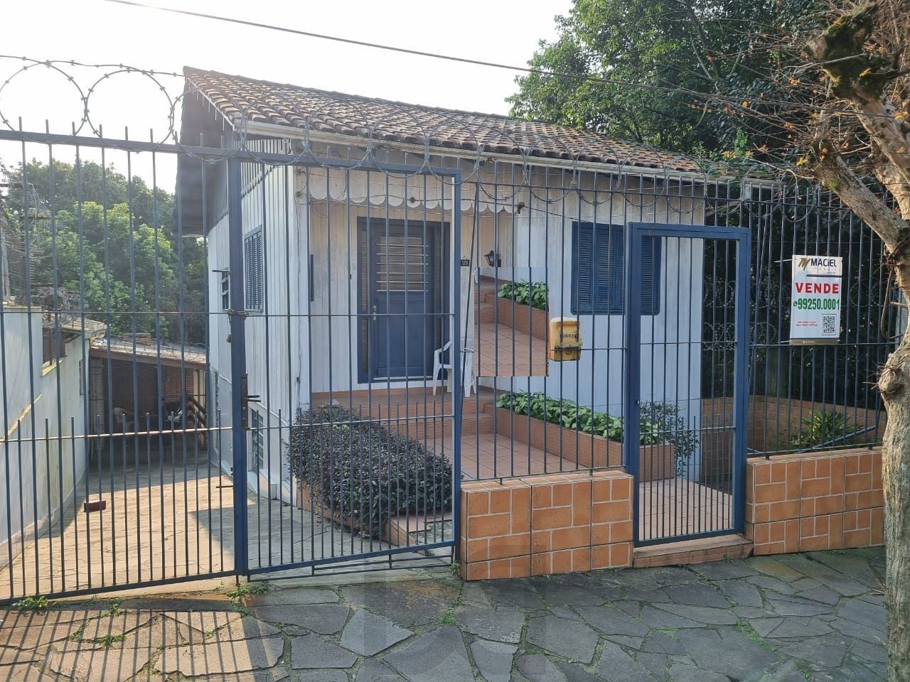 Casa em Porto Alegre, no bairro Nonoai, com 3 dormitório(s), e 3 banheiros, à ve — foto 1