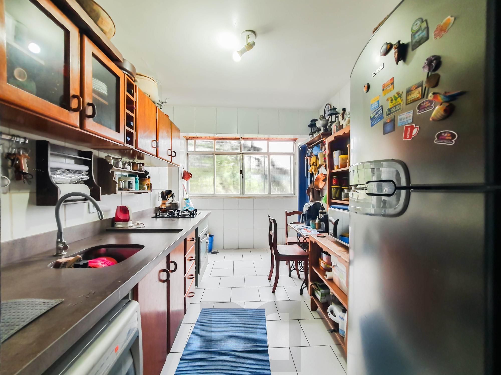 Amplo apartamento de 2 dormitórios, sendo 1 suíte, e uma  ótima dependência de empregada, 3 banheiros, em localização privilegiada no  Bairro Cristal. — foto 13