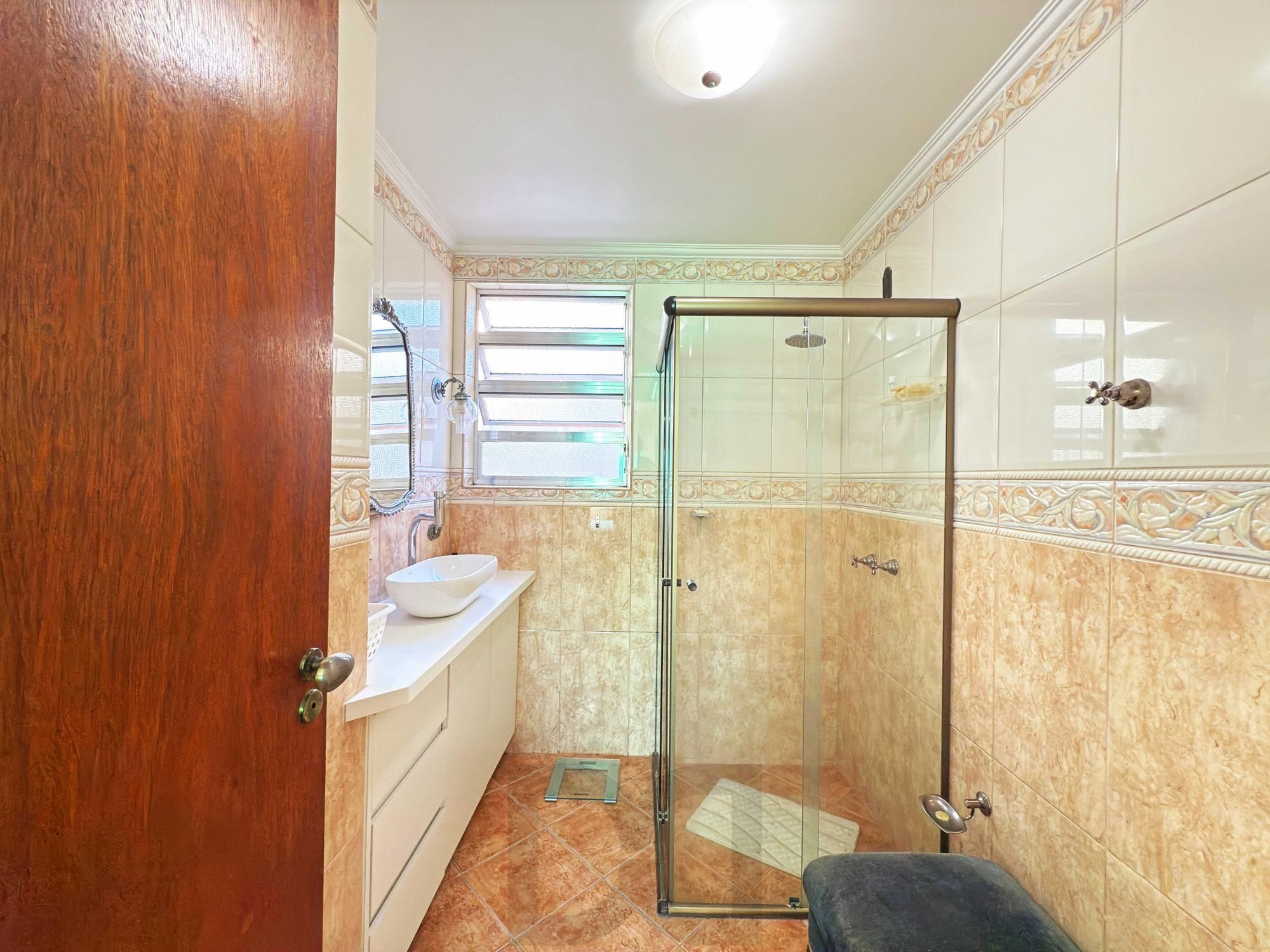 Ótima residência com 4 dormitórios, lareira e piscina no coração do bairro Tristeza. — foto 21
