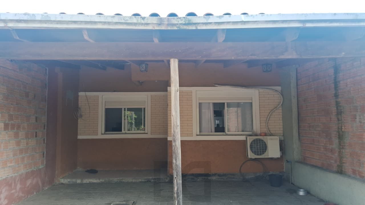 Casa com 2 dormitórios com pátio e edícula. — foto 1