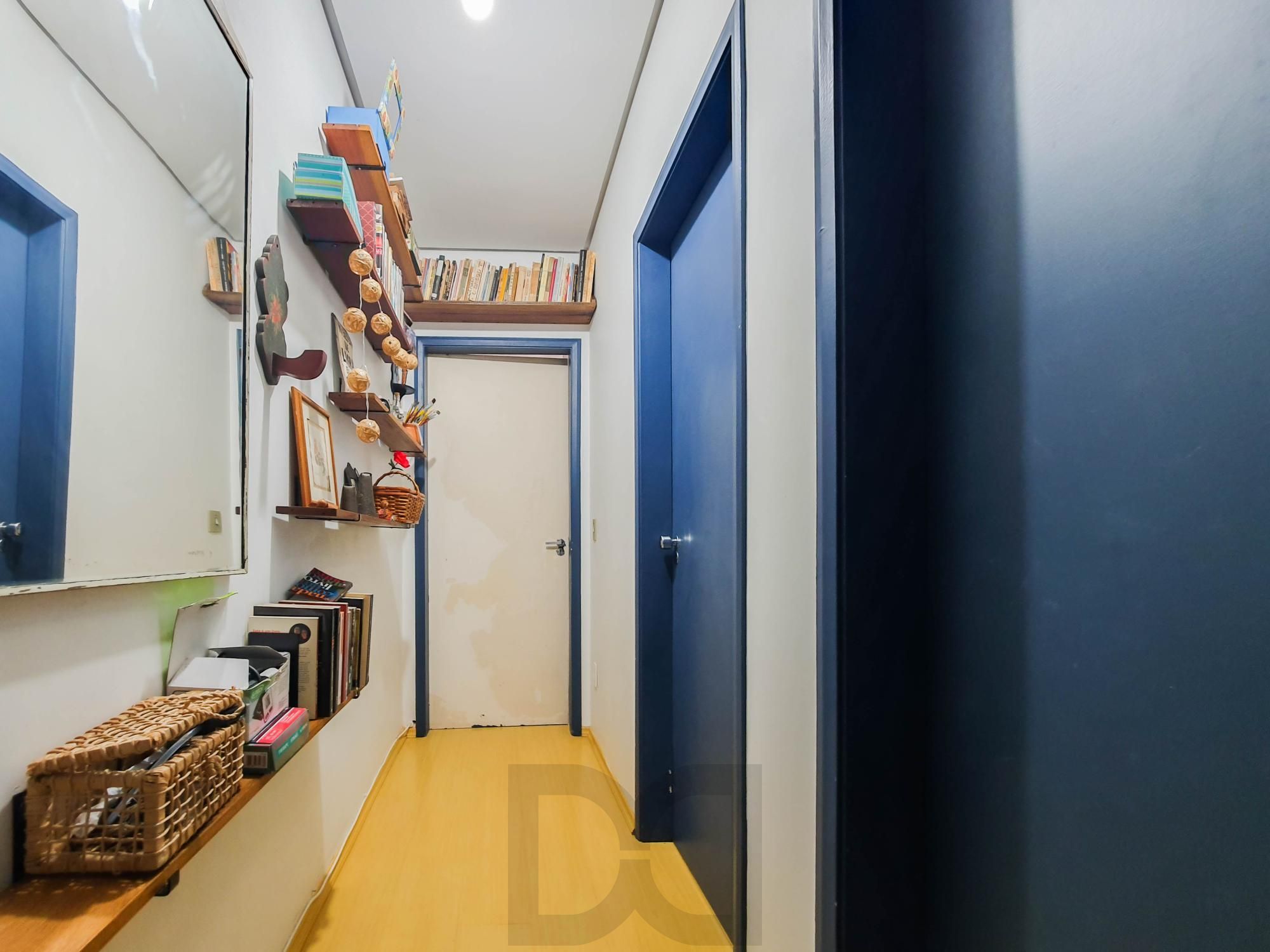 Amplo apartamento de 2 dormitórios, sendo 1 suíte, e uma  ótima dependência de empregada, 3 banheiros, em localização privilegiada no  Bairro Cristal. — foto 16