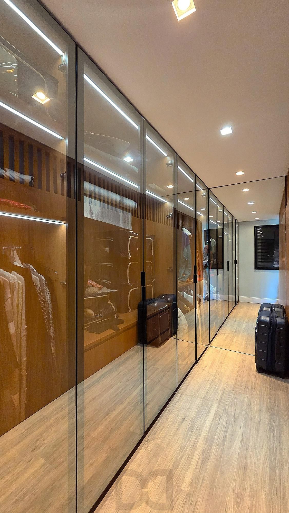 Cobertura de Alto Padrão com 357m2, 3 suítes e 3 vagas de garagem. Vista Permanente para o Guaíba | Porteira Fechada | Bairro Cristal. — foto 17