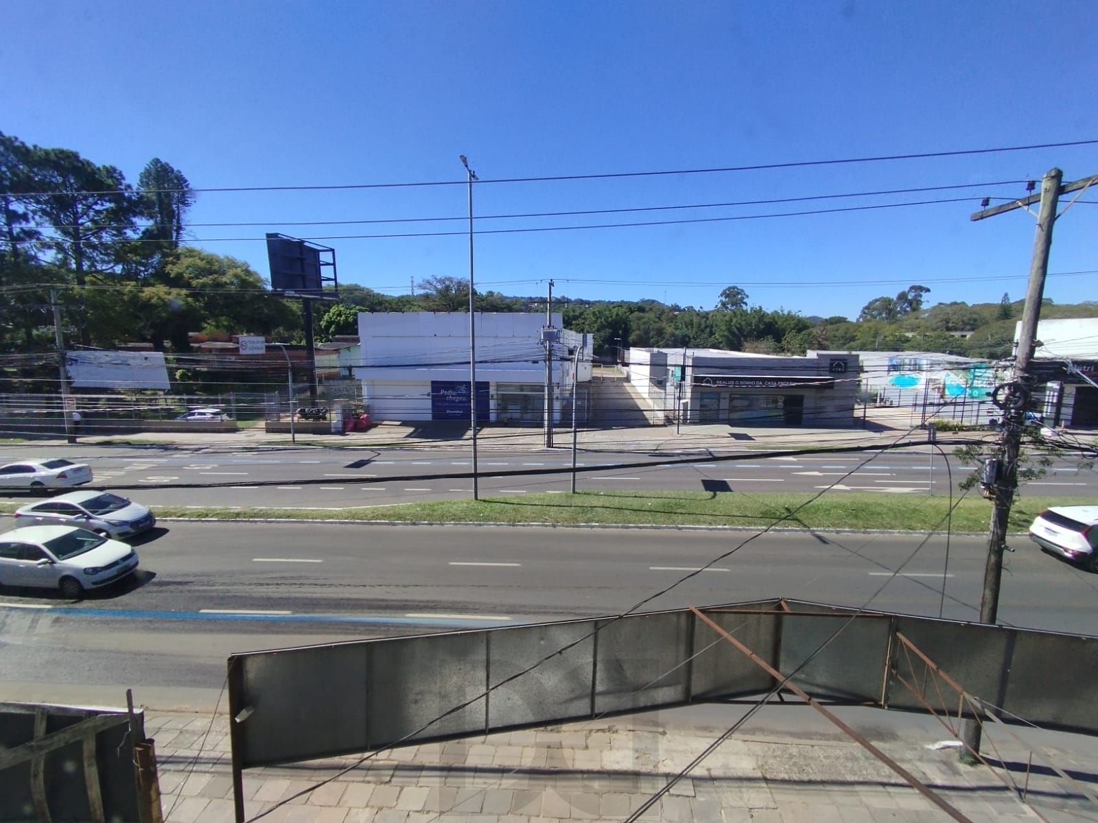Sala 50m² de frente para Av. cavalhada, 1 banheiro. — foto 11