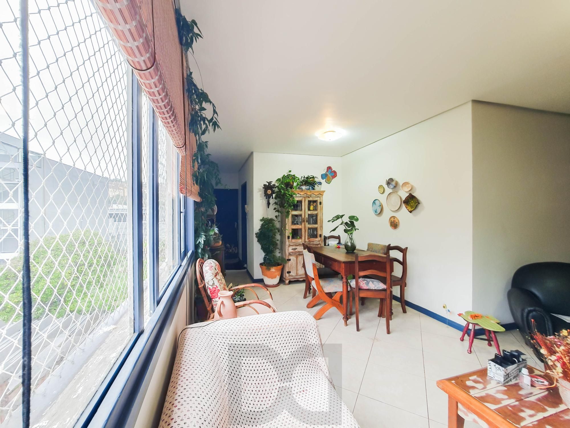 Amplo apartamento de 2 dormitórios, sendo 1 suíte, e uma  ótima dependência de empregada, 3 banheiros, em localização privilegiada no  Bairro Cristal. — foto 10
