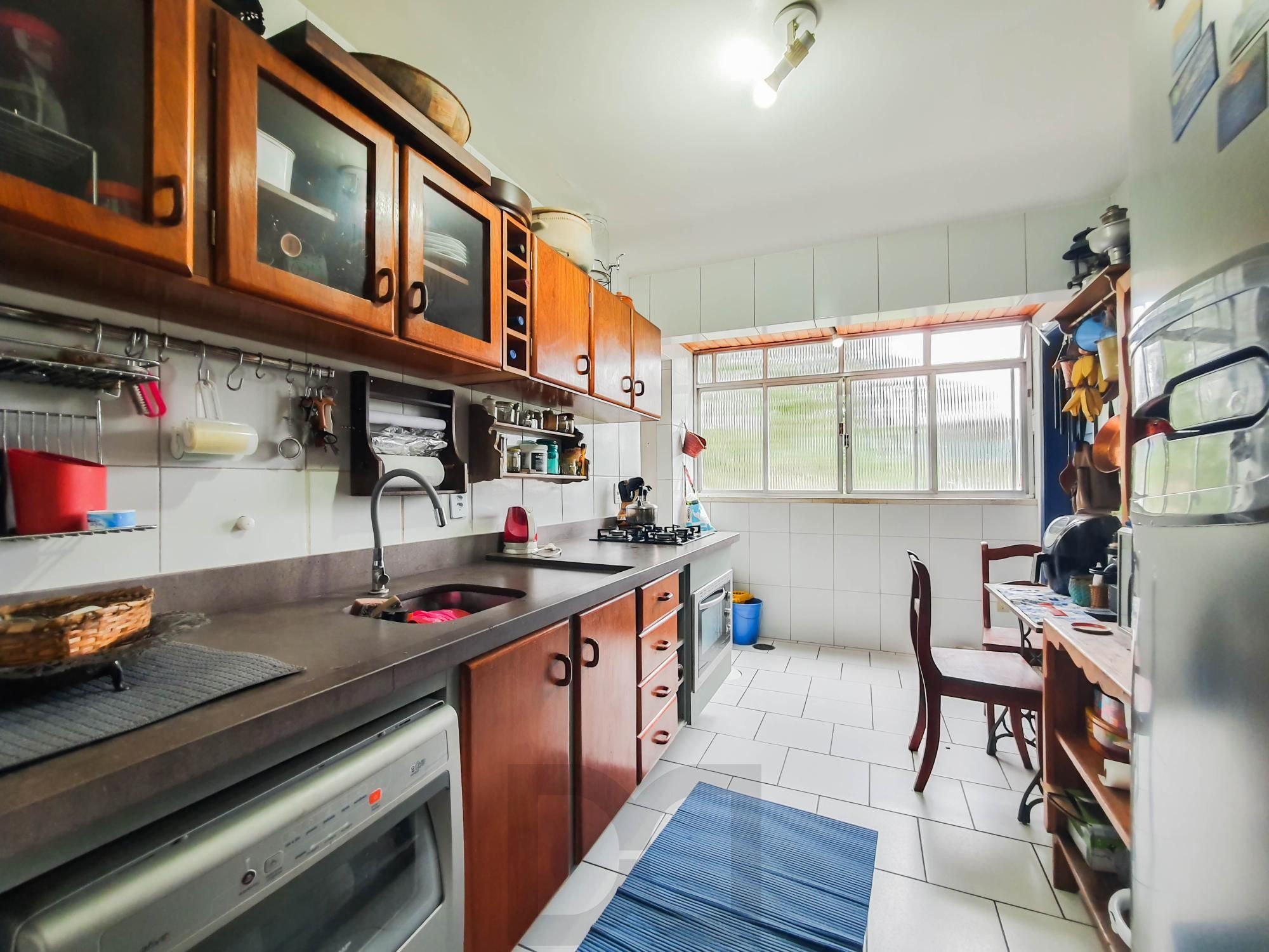 Amplo apartamento de 2 dormitórios, sendo 1 suíte, e uma  ótima dependência de empregada, 3 banheiros, em localização privilegiada no  Bairro Cristal. — foto 15