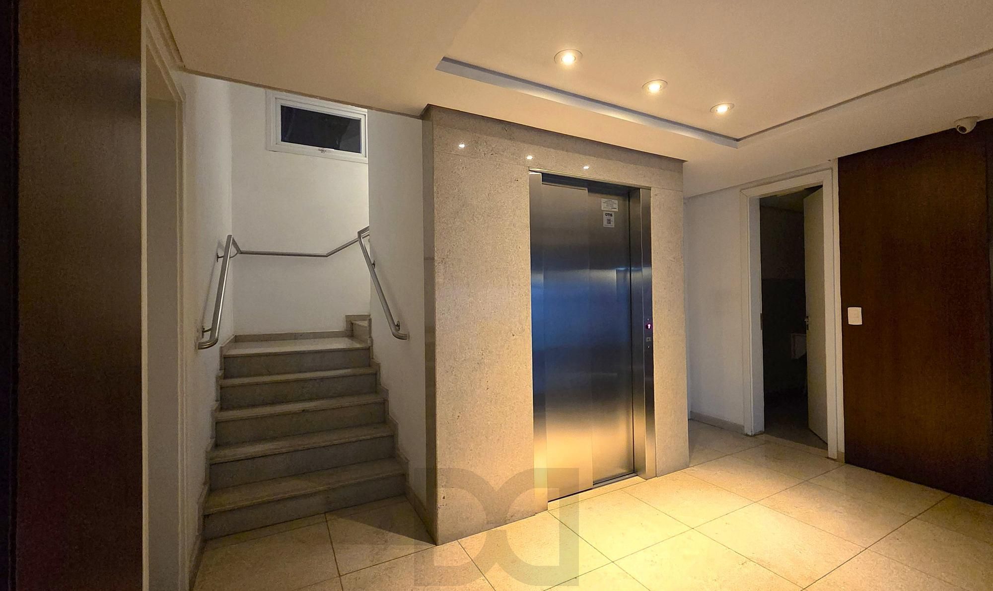 Cobertura de Alto Padrão com 357m2, 3 suítes e 3 vagas de garagem. Vista Permanente para o Guaíba | Porteira Fechada | Bairro Cristal. — foto 43
