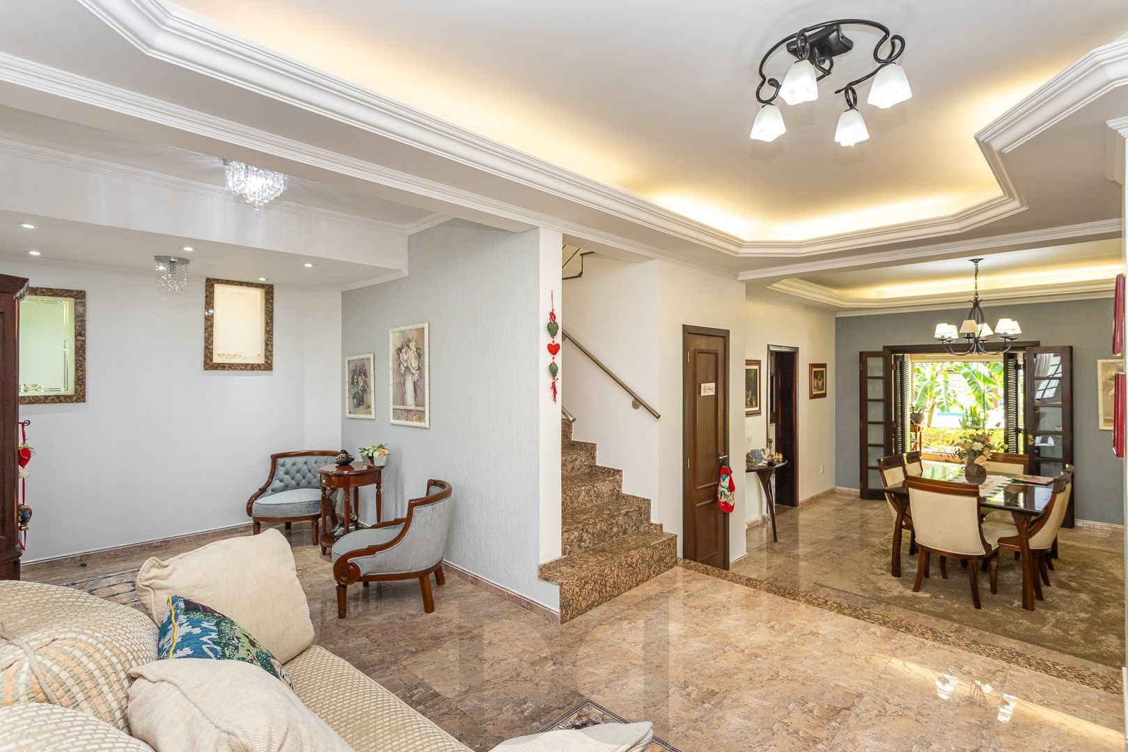 Belíssima casa com 272m² de área privativa, localizada no bairro Ipanema, a poucos metros da orla do Guaíba. — foto 2