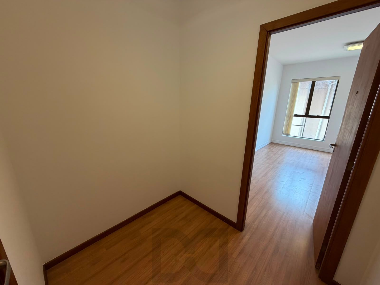 Sala comercial, com 01 banheiro 25,43 de área privativa. Bairro Petrópolis. — foto 6