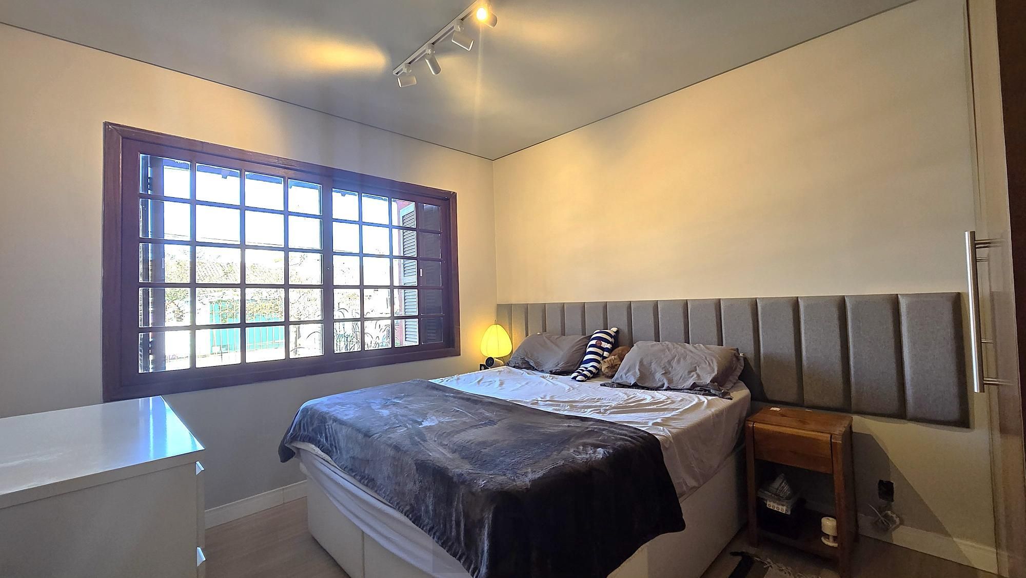 Casa térrea totalmente reformada, com 3 dormitórios, sendo 2 suítes e 2 vagas de garagem. — foto 10