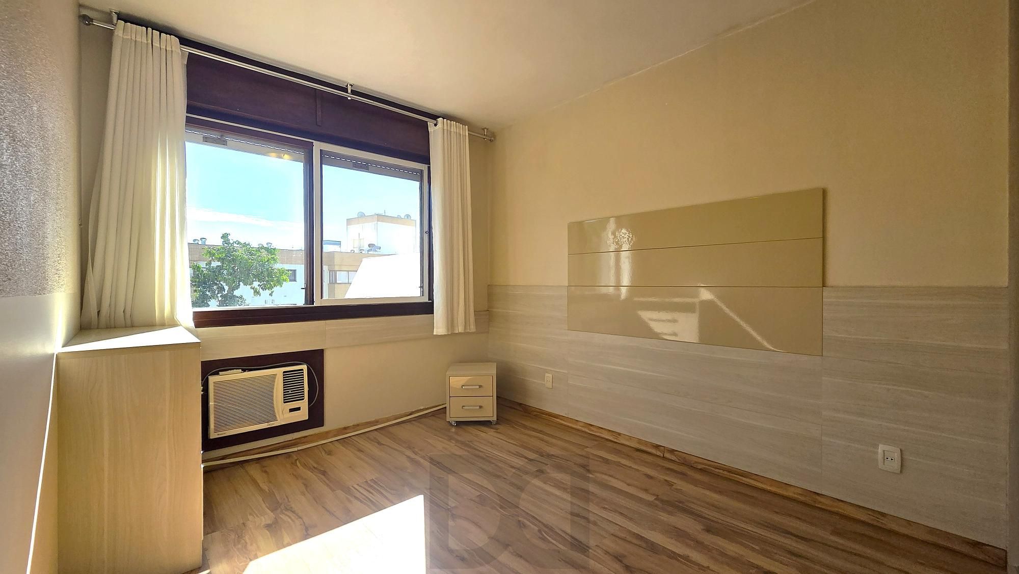Excelente cobertura com 154m² de área privativa, 2 dormitórios e 1 vaga de garagem, localizada no bairro Menino Deus. — foto 4