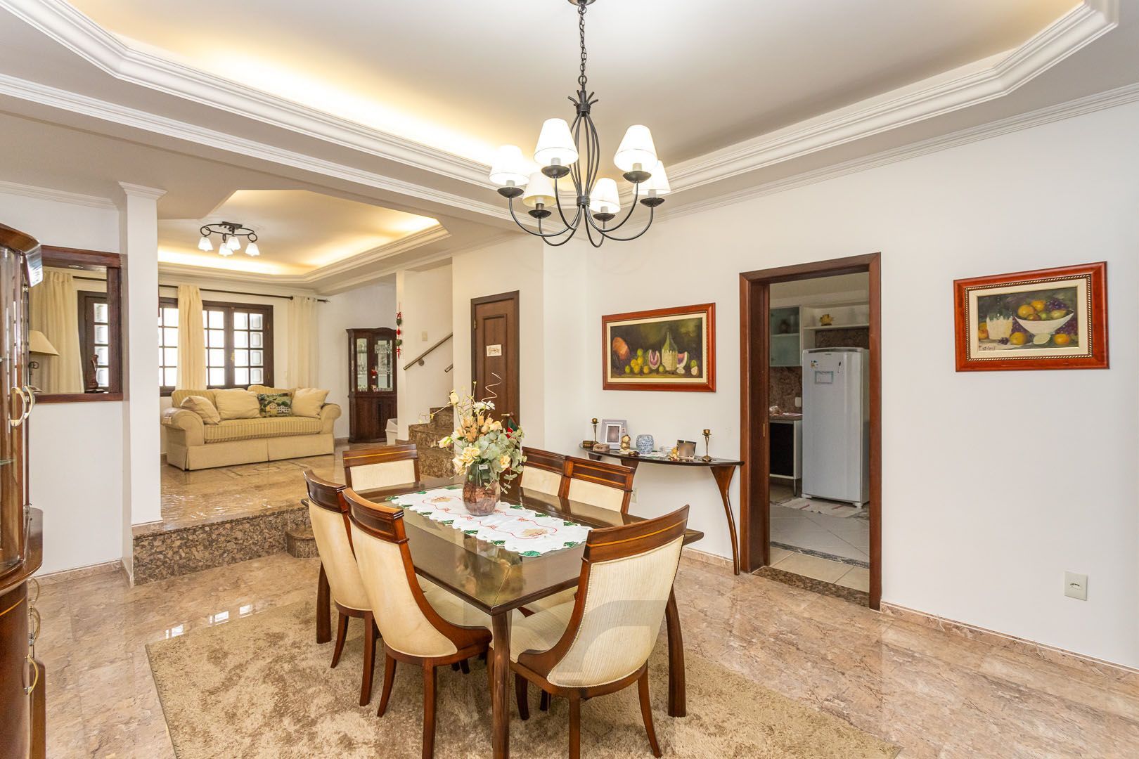 Belíssima casa com 272m² de área privativa, localizada no bairro Ipanema, a poucos metros da orla do Guaíba. — foto 1