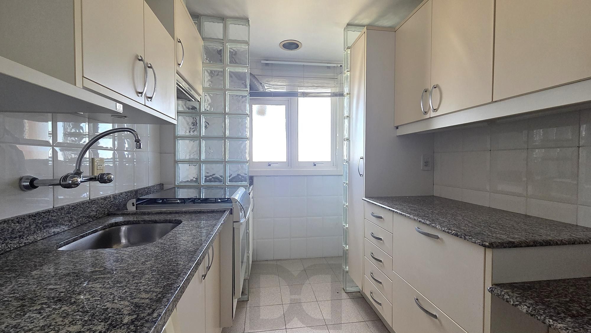 Belíssima cobertura com 153m2 de área privativa, com 3 dormitórios, um suíte e uma vaga de garagem. — foto 7