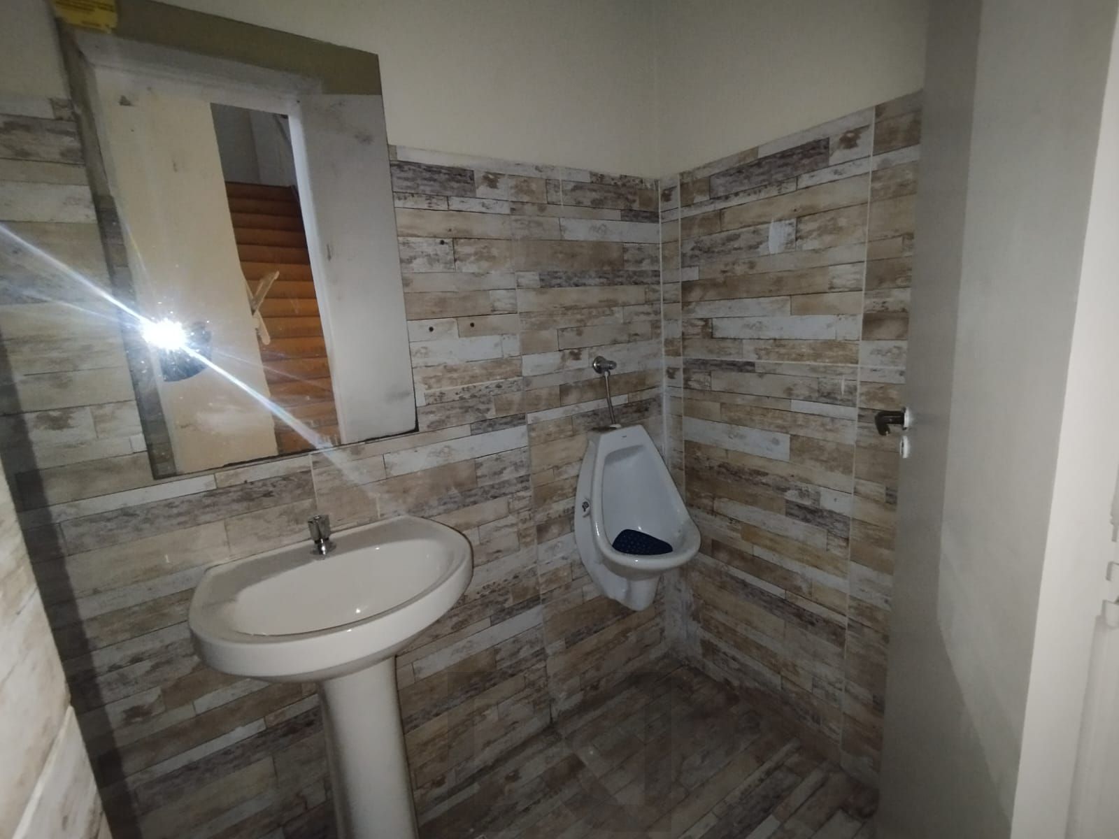 Excelente loja com 400m, 4 banheiros, 3 vagas, mezanino, fácil acesso e grande visibilidade no bairro Tristeza — foto 26