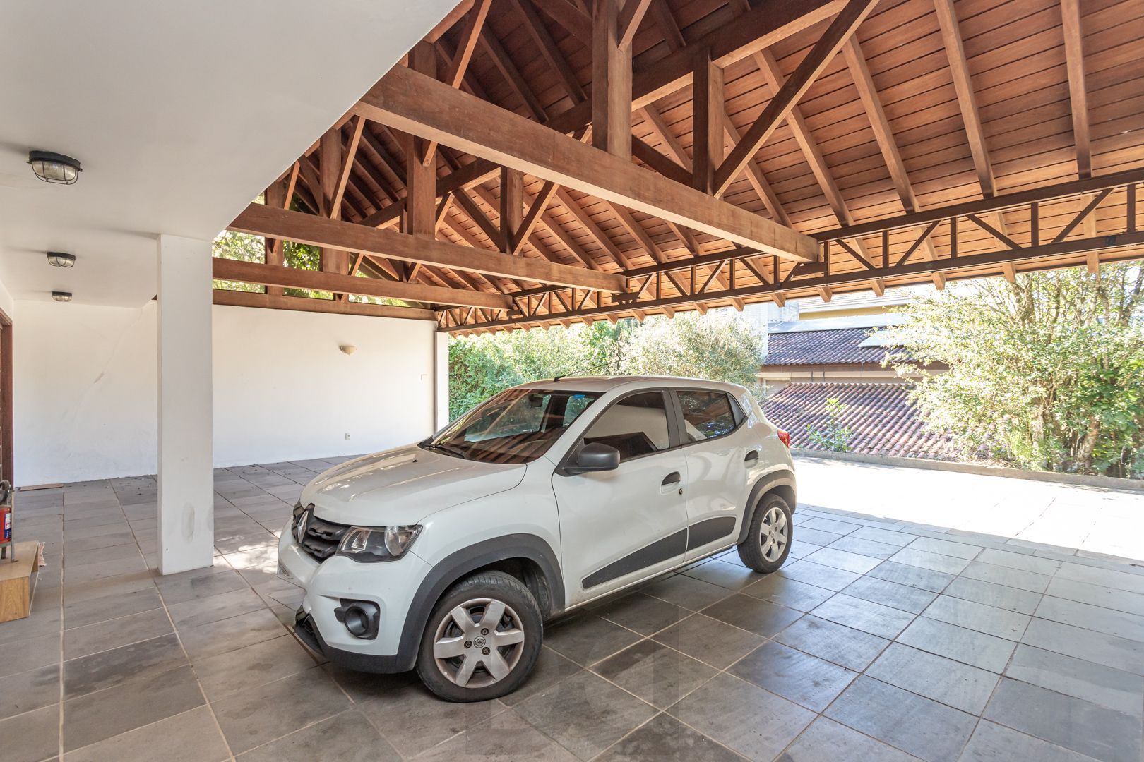 Belíssima mansão no Condomínio Jardim do Sol com 701m2 de área privativa, com 6 dormitórios, sendo 2 suítes e garagem para 10 carros. — foto 73