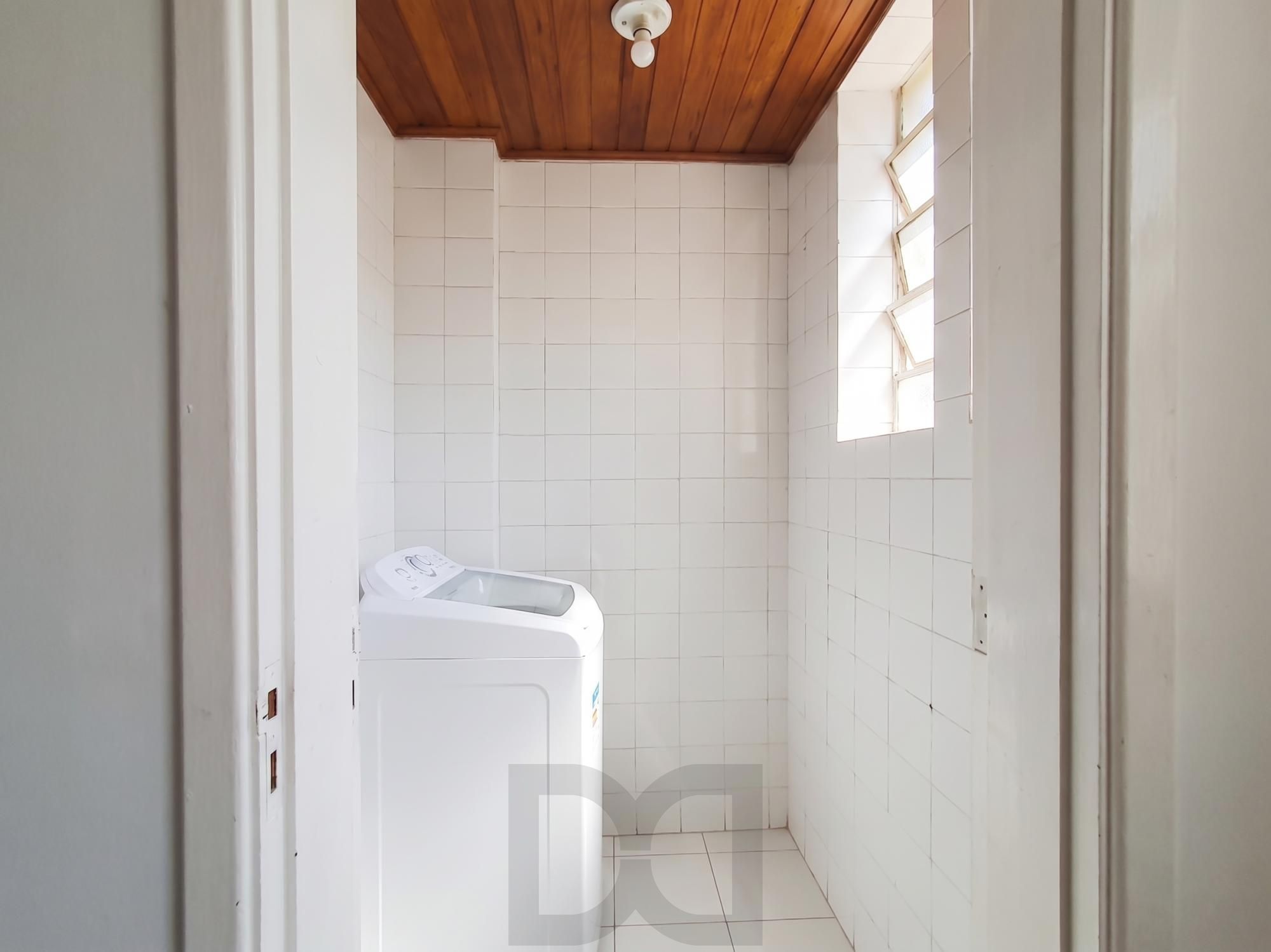 Amplo apartamento de 2 dormitórios, sendo 1 suíte, e uma  ótima dependência de empregada, 3 banheiros, em localização privilegiada no  Bairro Cristal. — foto 27