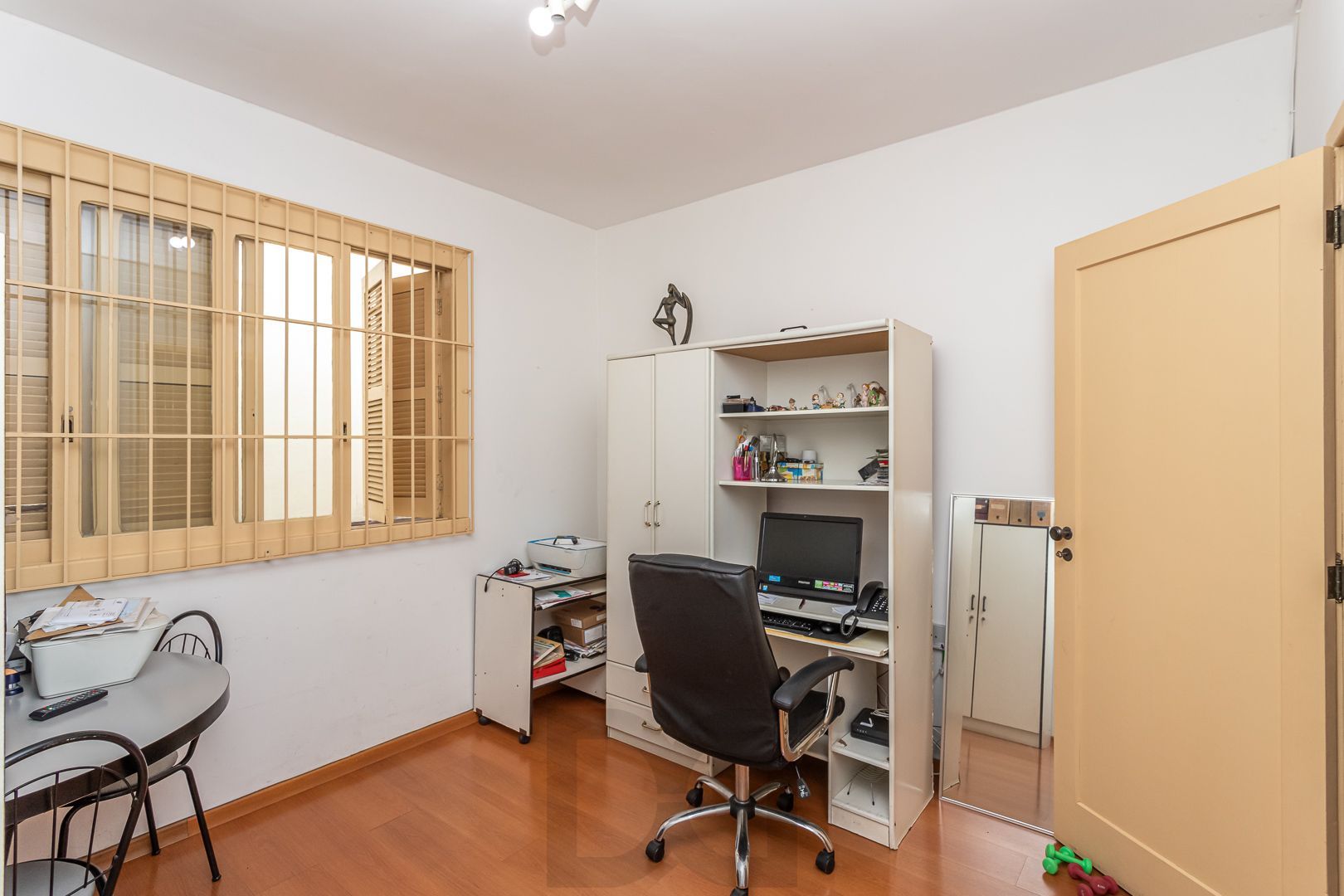 Excelente casa de dois pavimentos no bairro Ipanema, com 238m² de área privativa, 4 dormitórios, 1 suíte e 2 vagas de garagem. — foto 9