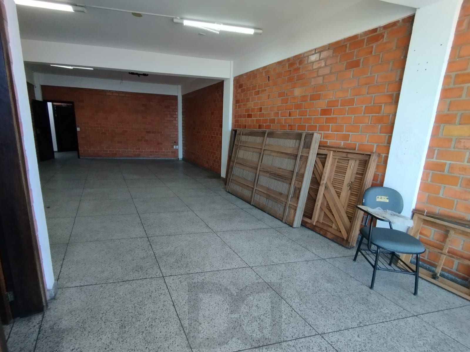 Sala 50m² de frente para Av. cavalhada, 1 banheiro. — foto 6