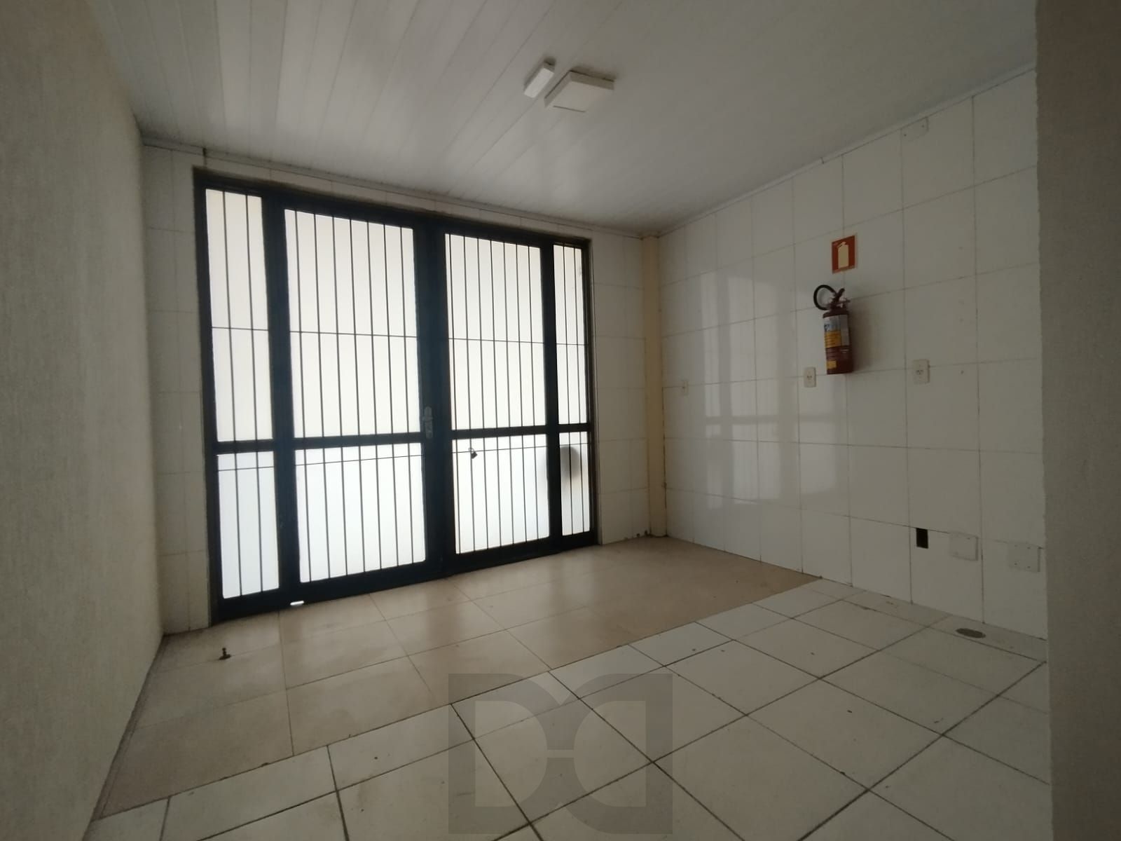 Excelente loja com 400m, 4 banheiros, 3 vagas, mezanino, fácil acesso e grande visibilidade no bairro Tristeza — foto 25