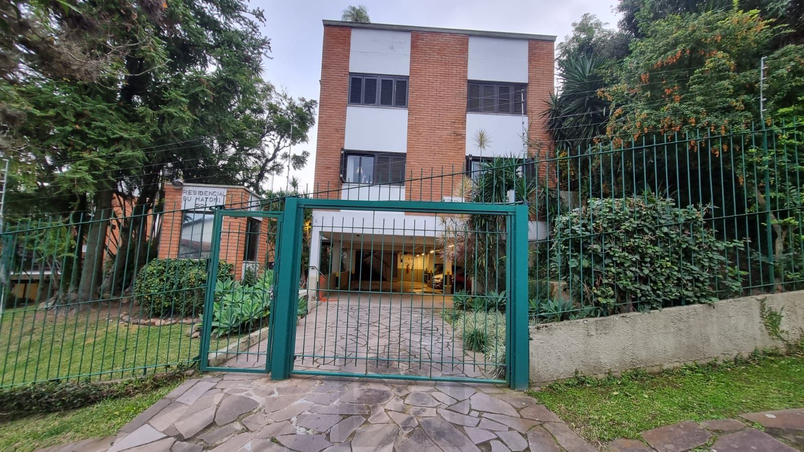 Ótimo apartamento Garden, 3 dormitórios, 1 suíte, lareira, sacada, no bairro Cristal. — foto 3