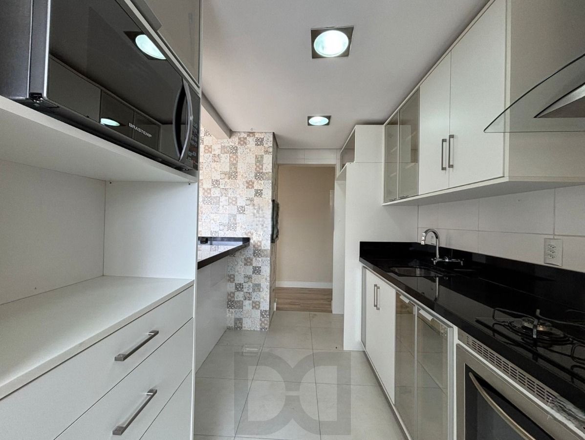 Apartamento com 2 dormitórios sendo 1 suíte, com churrasqueira e vaga coberta. — foto 5
