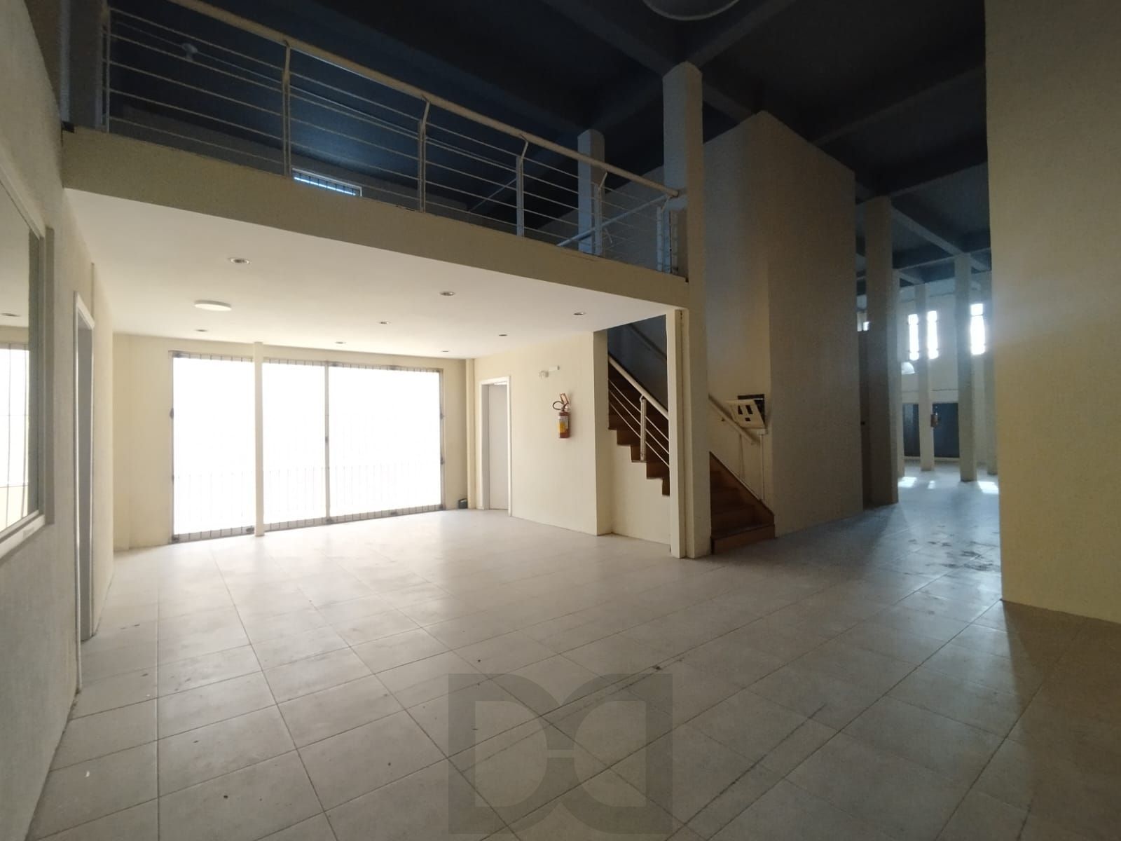 Excelente loja com 400m, 4 banheiros, 3 vagas, mezanino, fácil acesso e grande visibilidade no bairro Tristeza — foto 9