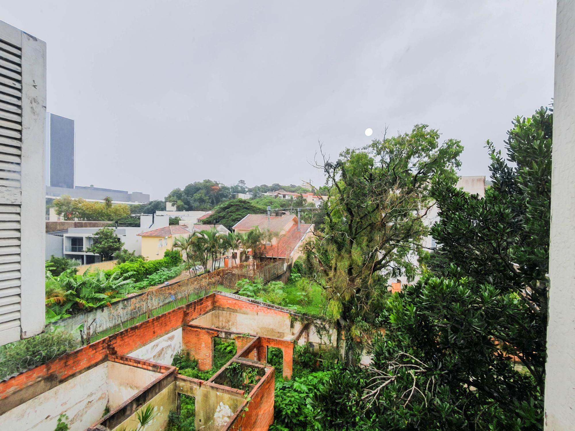 Amplo apartamento de 2 dormitórios, sendo 1 suíte, e uma  ótima dependência de empregada, 3 banheiros, em localização privilegiada no  Bairro Cristal. — foto 22