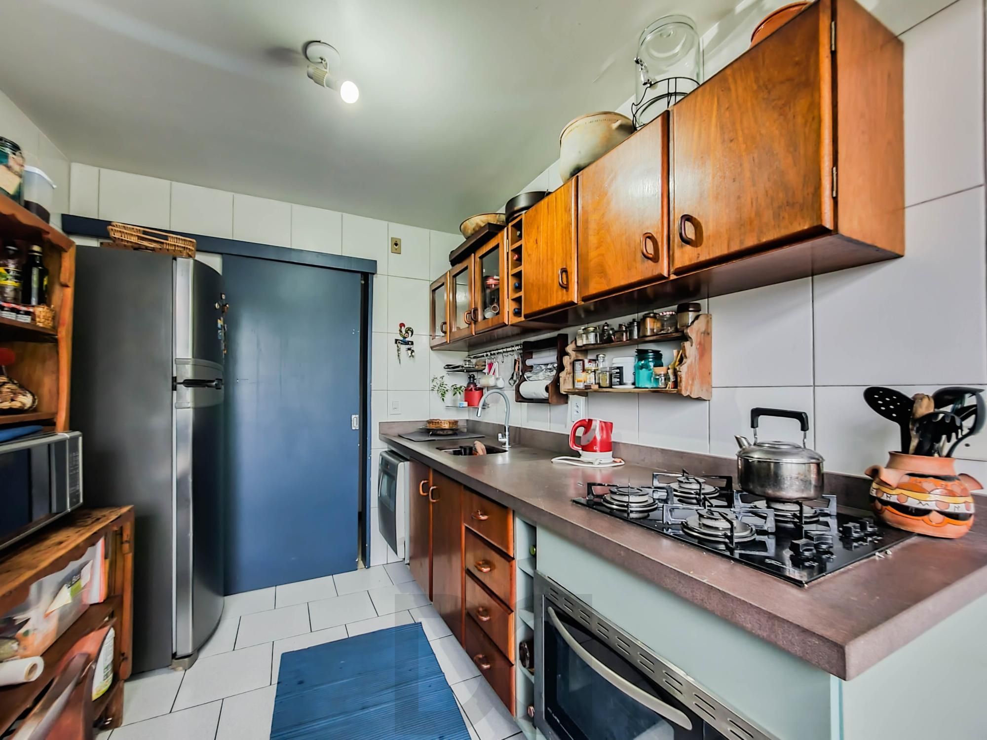 Amplo apartamento de 2 dormitórios, sendo 1 suíte, e uma  ótima dependência de empregada, 3 banheiros, em localização privilegiada no  Bairro Cristal. — foto 12