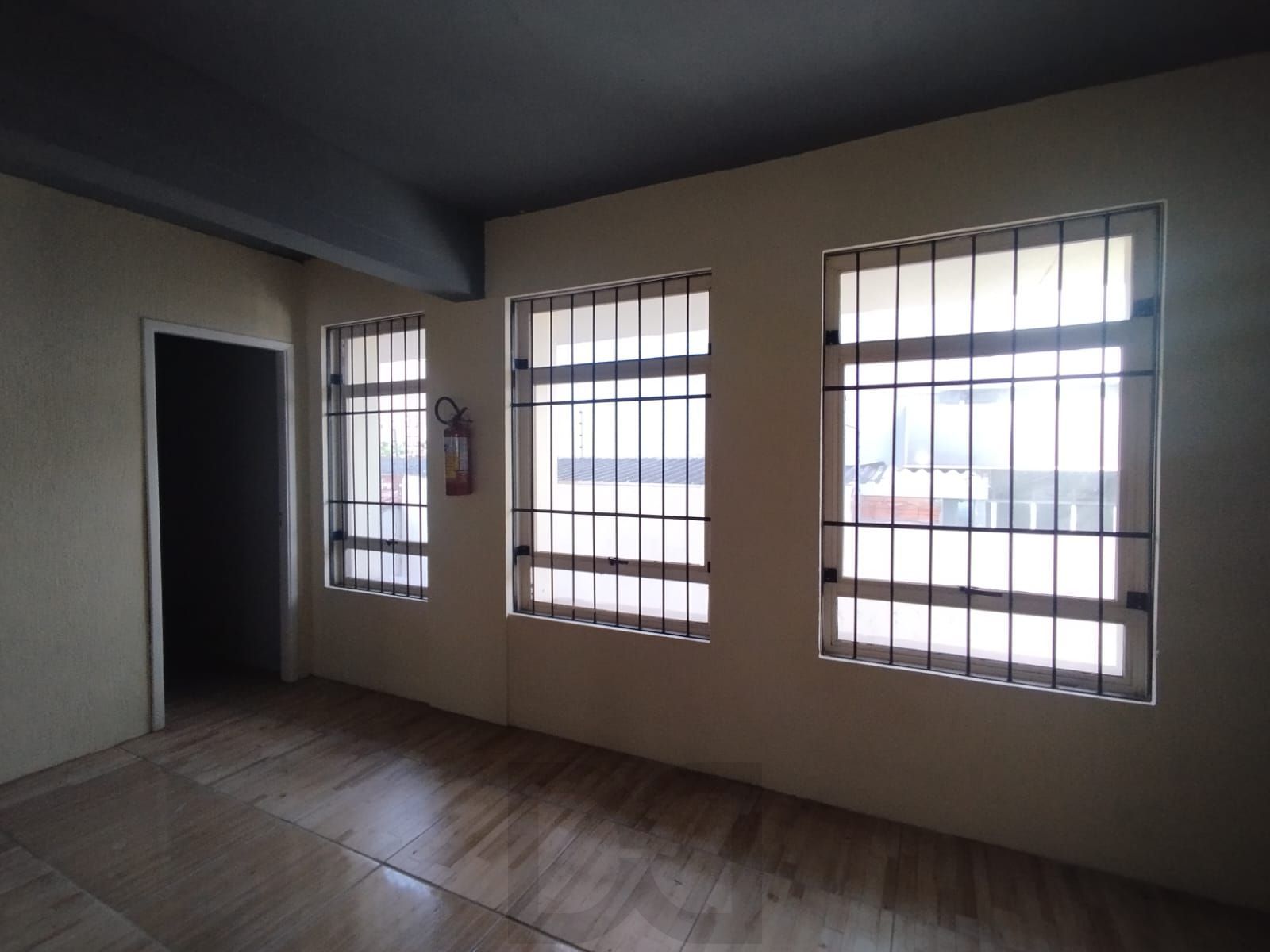 Excelente loja com 400m, 4 banheiros, 3 vagas, mezanino, fácil acesso e grande visibilidade no bairro Tristeza — foto 28