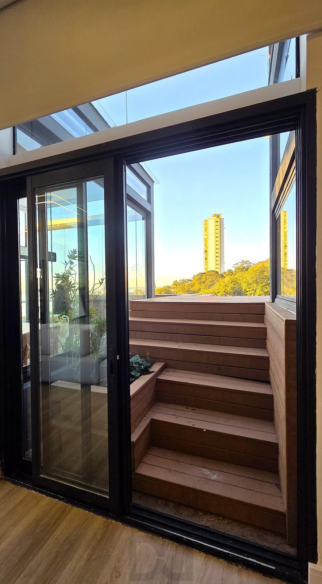 Cobertura de Alto Padrão com 357m2, 3 suítes e 3 vagas de garagem. Vista Permanente para o Guaíba | Porteira Fechada | Bairro Cristal. — foto 37
