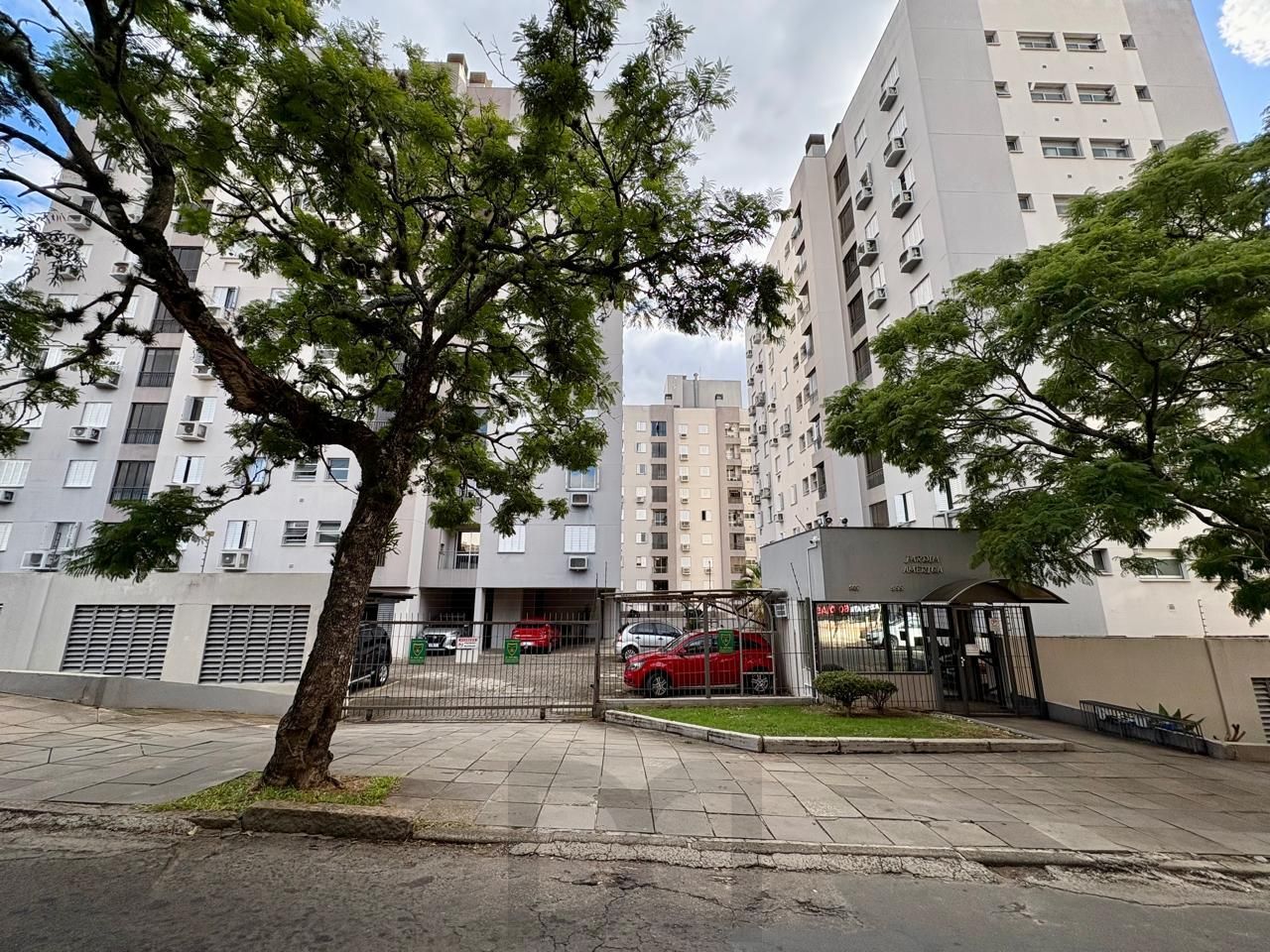 Apartamento 2 dormitórios com sacada e churrasqueira e vaga de garagem coberta — foto 2