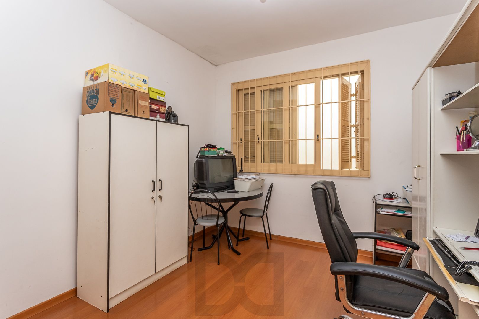 Excelente casa de dois pavimentos no bairro Ipanema, com 238m² de área privativa, 4 dormitórios, 1 suíte e 2 vagas de garagem. — foto 8