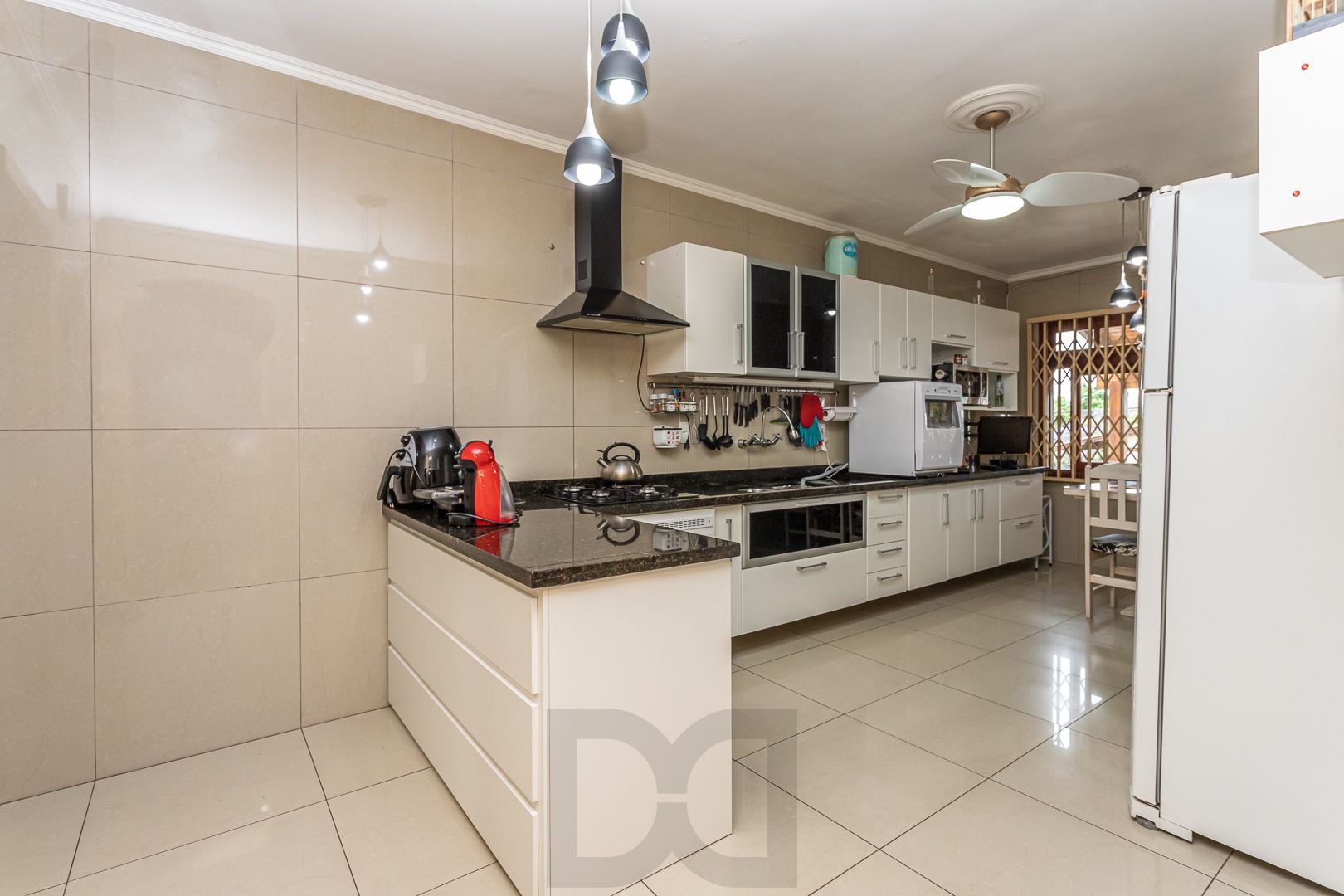 Excelente casa de dois pavimentos no bairro Ipanema, com 238m² de área privativa, 4 dormitórios, 1 suíte e 2 vagas de garagem. — foto 28