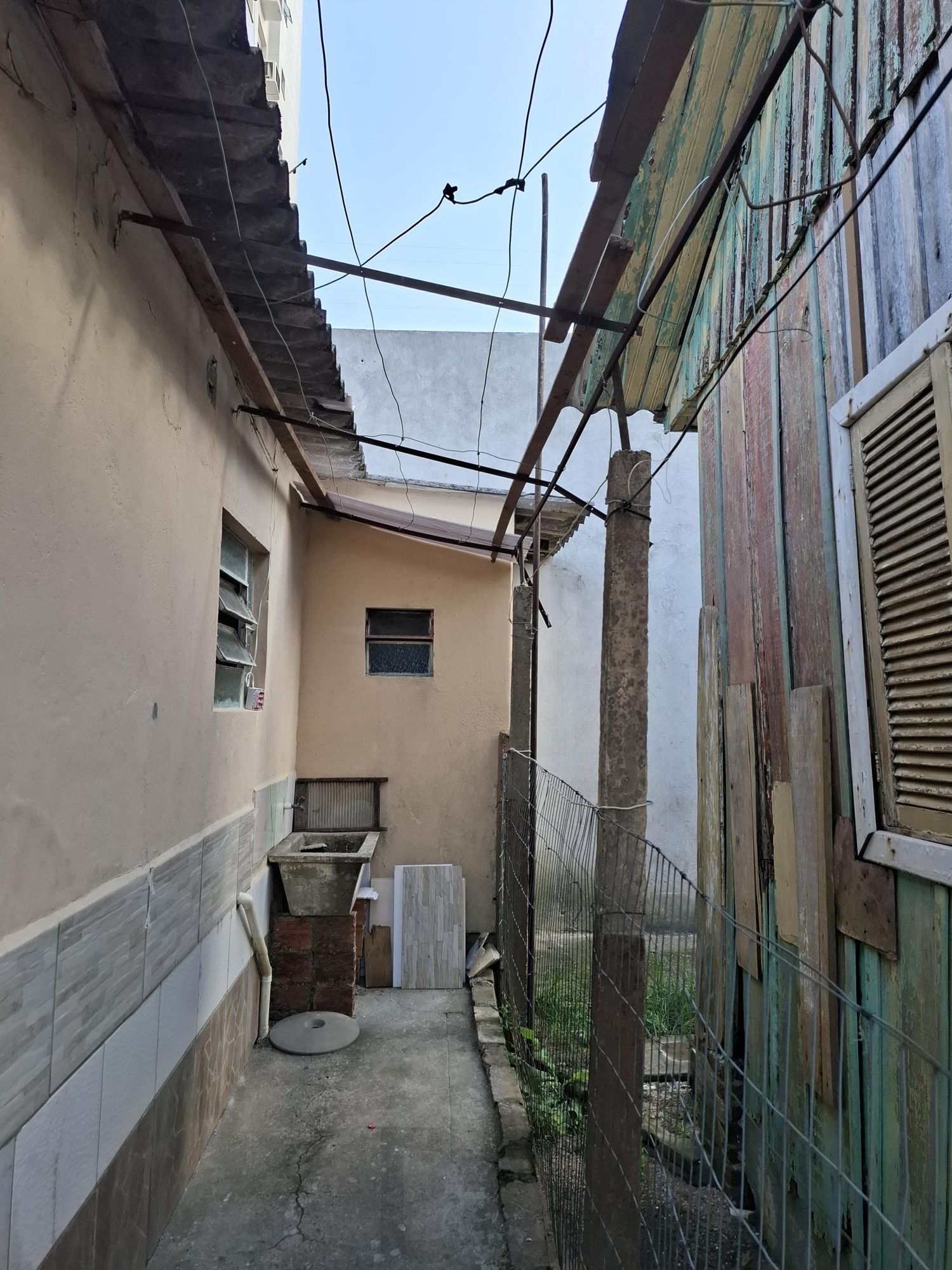 Vende Casa no Bairro Cavalhada em acesso a poucos metros da Avenida. Construídos 2 residências geminadas com 1 dormitório separado, sala e cozinha integrados casa uma, mais chalé antigo de madeira. — foto 9