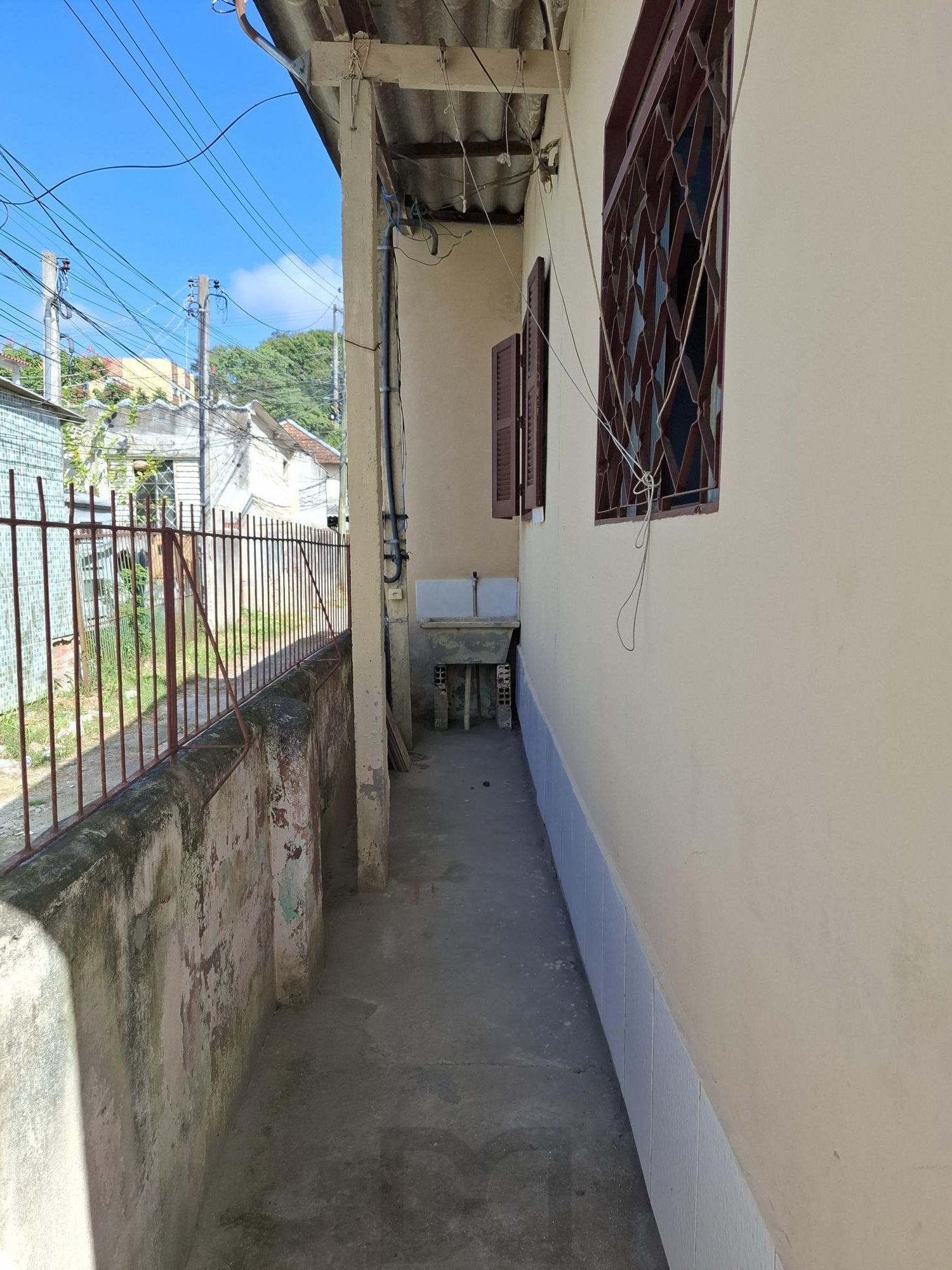 Vende Casa no Bairro Cavalhada em acesso a poucos metros da Avenida. Construídos 2 residências geminadas com 1 dormitório separado, sala e cozinha integrados casa uma, mais chalé antigo de madeira. — foto 13