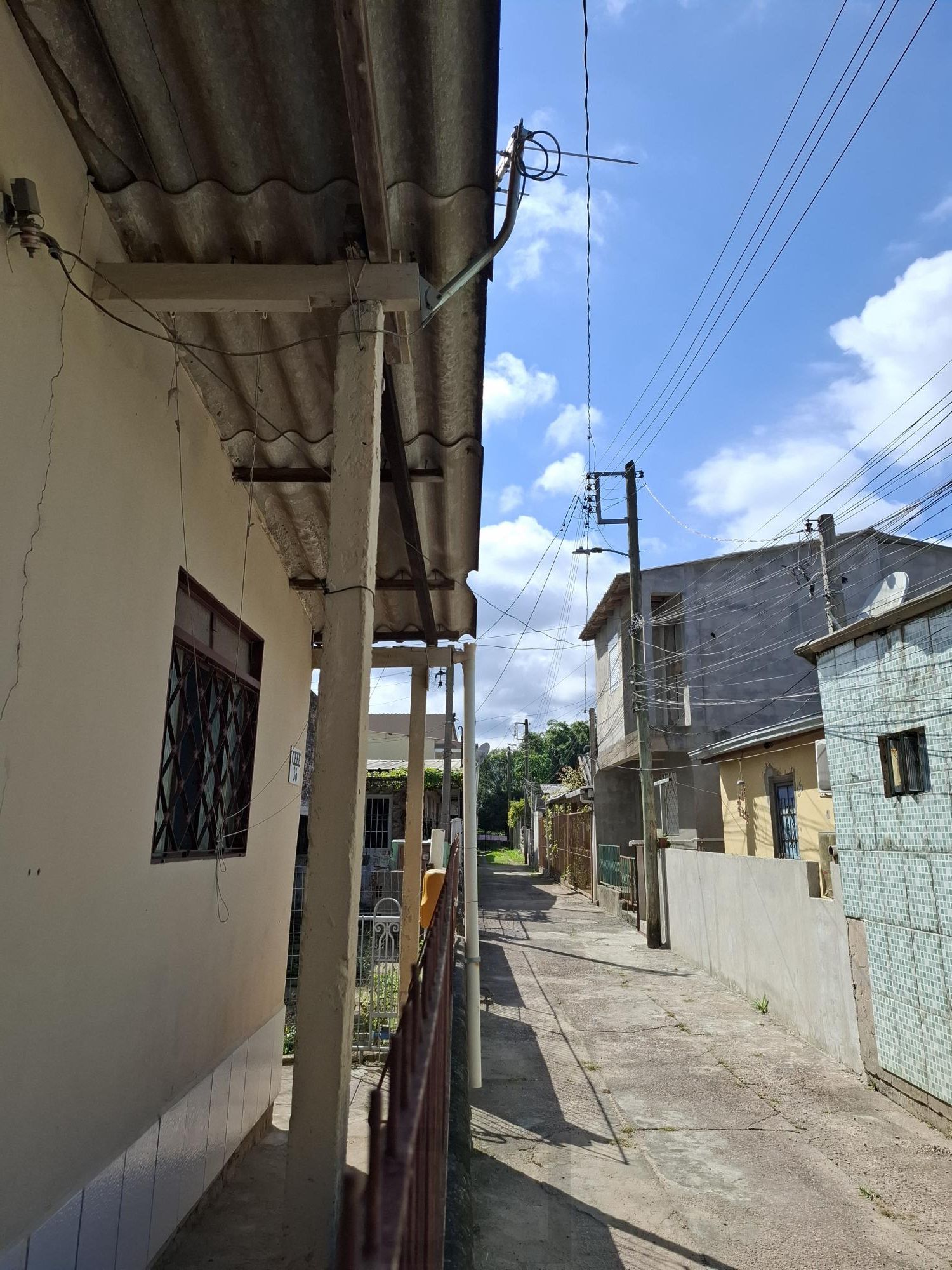 Vende Casa no Bairro Cavalhada em acesso a poucos metros da Avenida. Construídos 2 residências geminadas com 1 dormitório separado, sala e cozinha integrados casa uma, mais chalé antigo de madeira. — foto 2