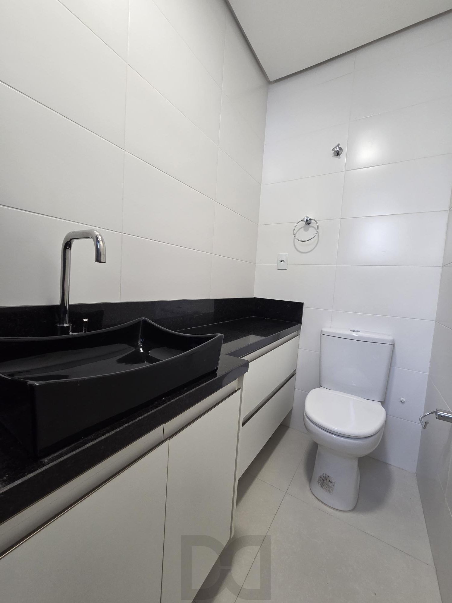 Exclusiva Casa Térrea com 3 Suítes em Condomínio Privativo no Bairro Guarujá — foto 23