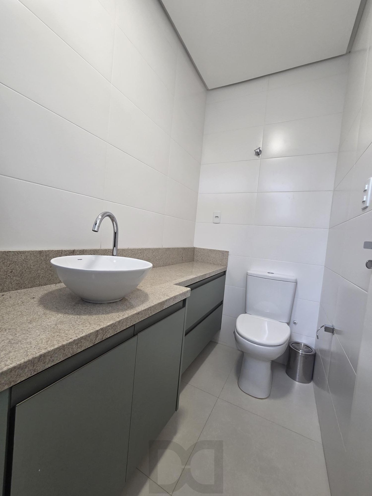 Exclusiva Casa Térrea com 3 Suítes em Condomínio Privativo no Bairro Guarujá — foto 25