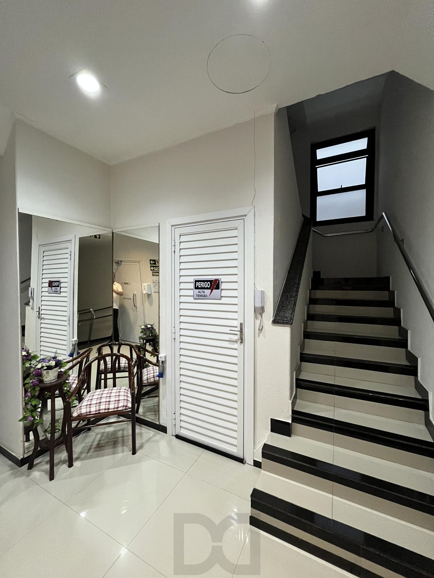 Apartamento de 2 quartos, lareira e dependência de empregada no bairro Floresta — foto 19