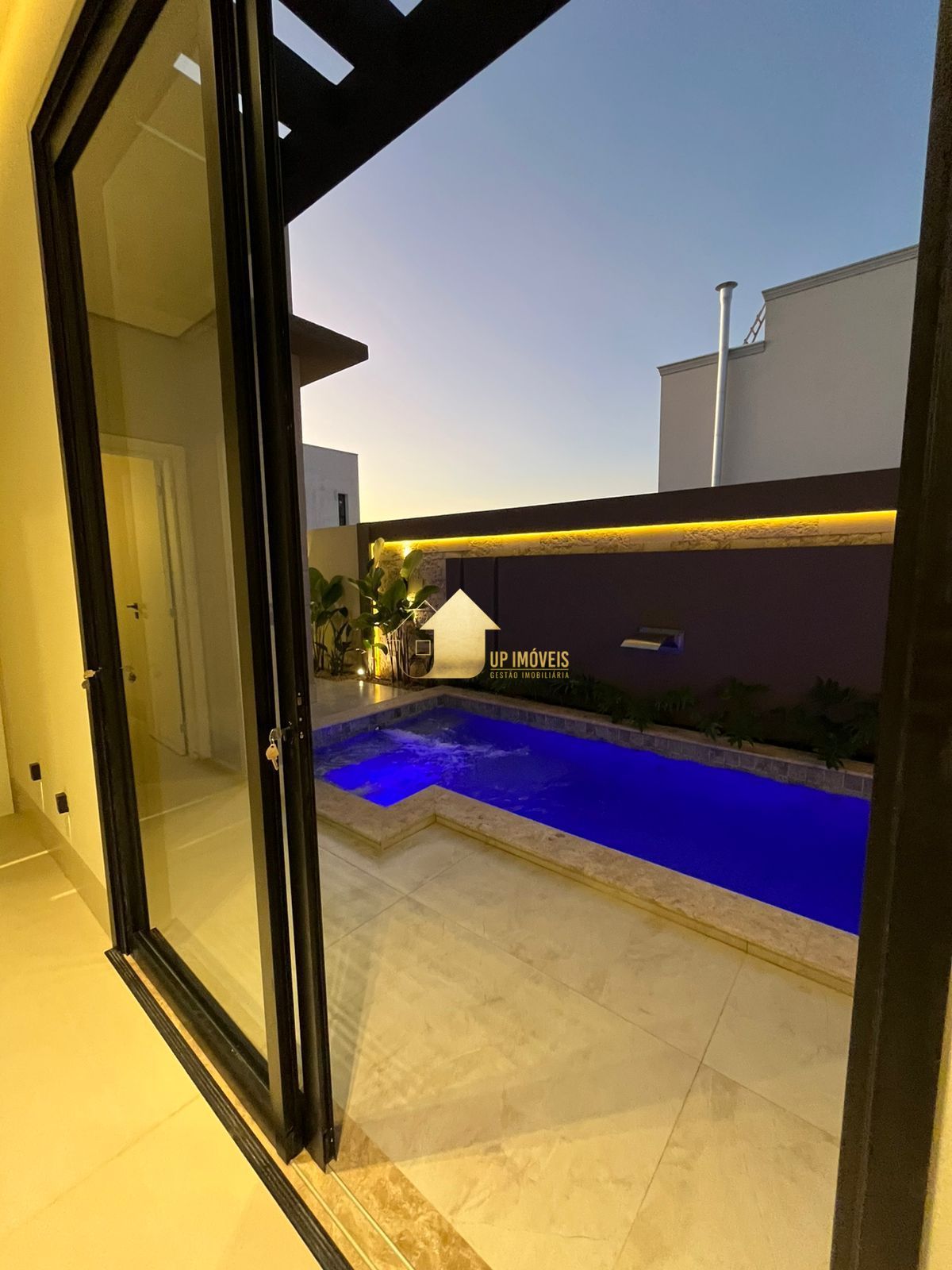 Casa de Condomínio à venda com 3 quartos, 202m² - Foto 4